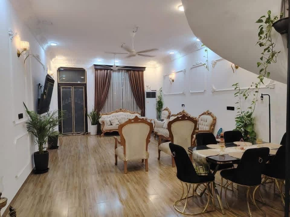 مساء الخير ….دار للبيع
حي الصحه فرع المسكوف البغدادي يبعد ٥٠ متر عن شارع الكورنيش مساحه ١٠٠ متر واجهه ٥ نزال ٢٠ 

عرض الشارع ١٠ متر وتبليط

سنه البناء ٢٠٢٤

طابو زراعي سند٢٥ 

طابقين بناء حديث اساس رفت يحتوي على منظومه كامرات ومنظومه غاز

الطابق الارضي صاله كبيره حمامات مناور ٢ كليدور مطبخ طارمه صغيره 

الطابق الثاني غرفيتن نوم كبيره صاله حمامات 

مع درج بيتونه صغيره وسطحين امامي وخلفي وينفع يصيرن غرفتين

البيت مسكون لفتره قليله  

والسعر مناسب بالنسبه للمكان للاستفسار

***********
