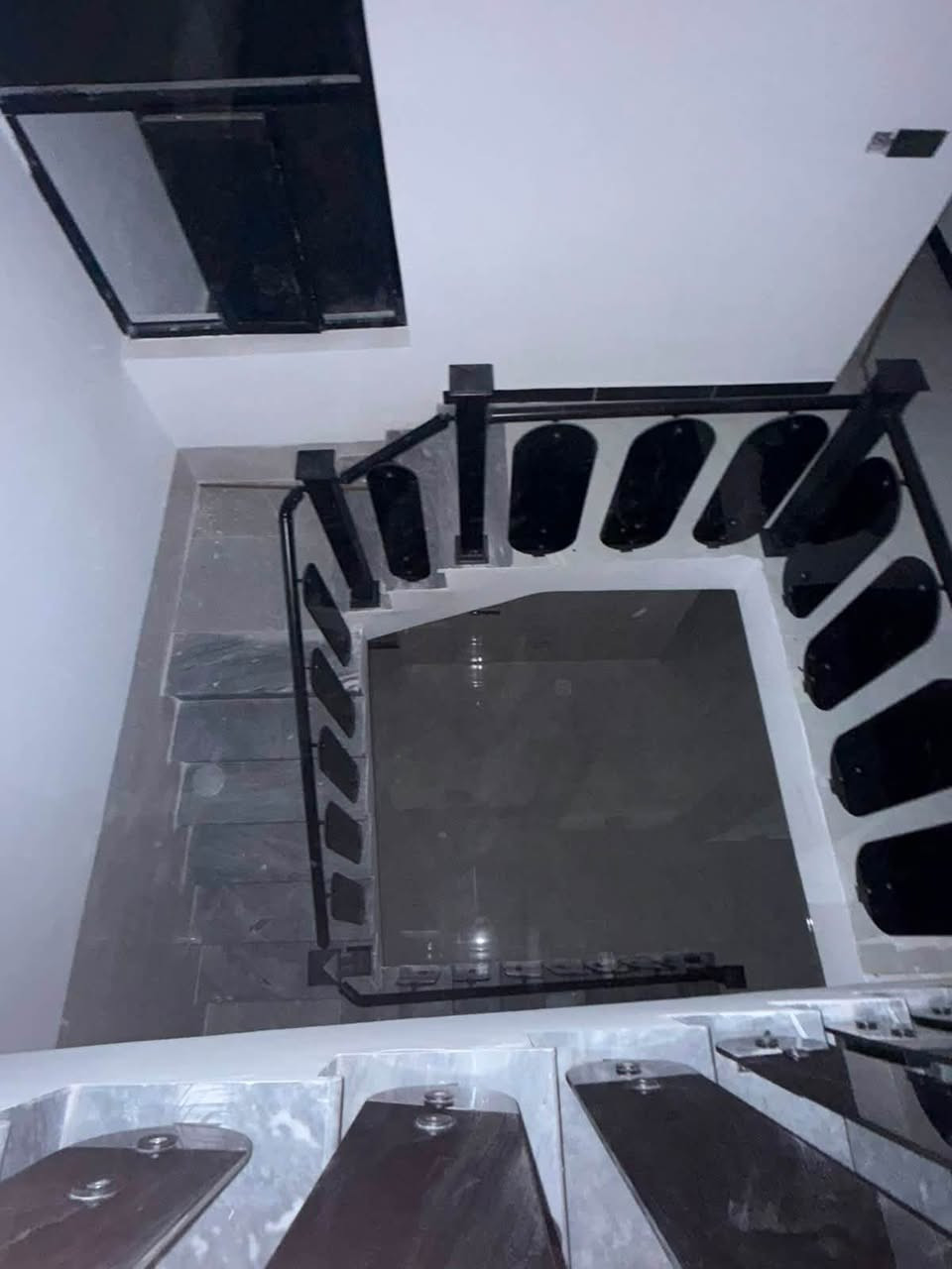دار إلى الايجار المساحة 80 متر يتكون من 3 غرف نوم + صاله + استقبال + مطبخ + صحيات 🏠 العنوان بغداد الدوره مدخل البوعيثه مجمع شواطئ دجله شارع حلويات الحمداني قرب المدارس السعر 💵 (600) قفل الاستفسار 📲 ( *********** )
