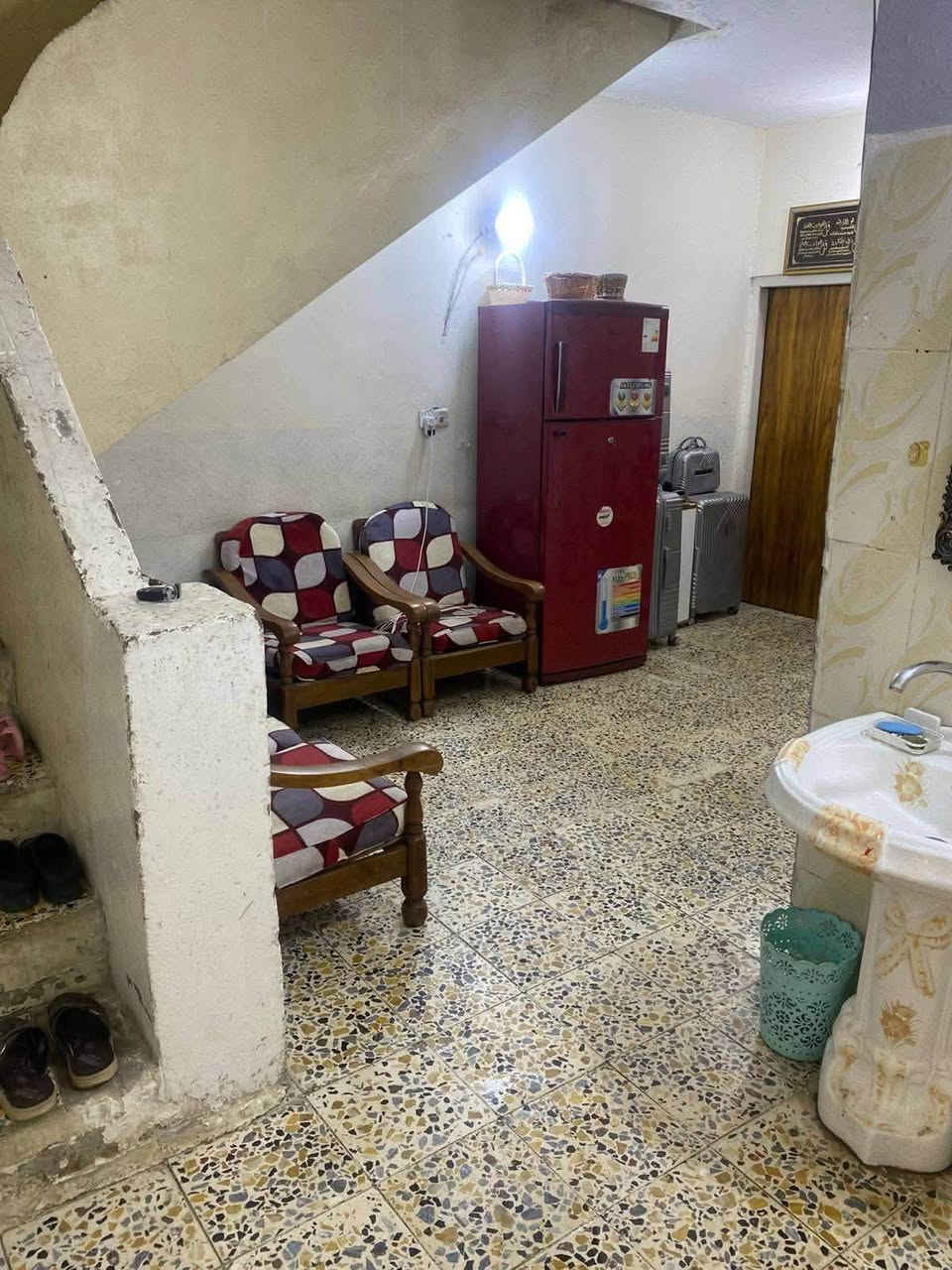 السلام عليكم
بيت للبيع مساحة 100 واجهة 5 ونزال 20 طابق ونص  الطابق الاول يحتوي صالة ومطبخ واستقبال وغرفه نوم وصحيات عدد 2 طابق ثاني يحتوي ع غرفة كبيرة وصاله وصحيات وسطحين زراعي بلديات شارع المرور قرب سيد هاني ***********
