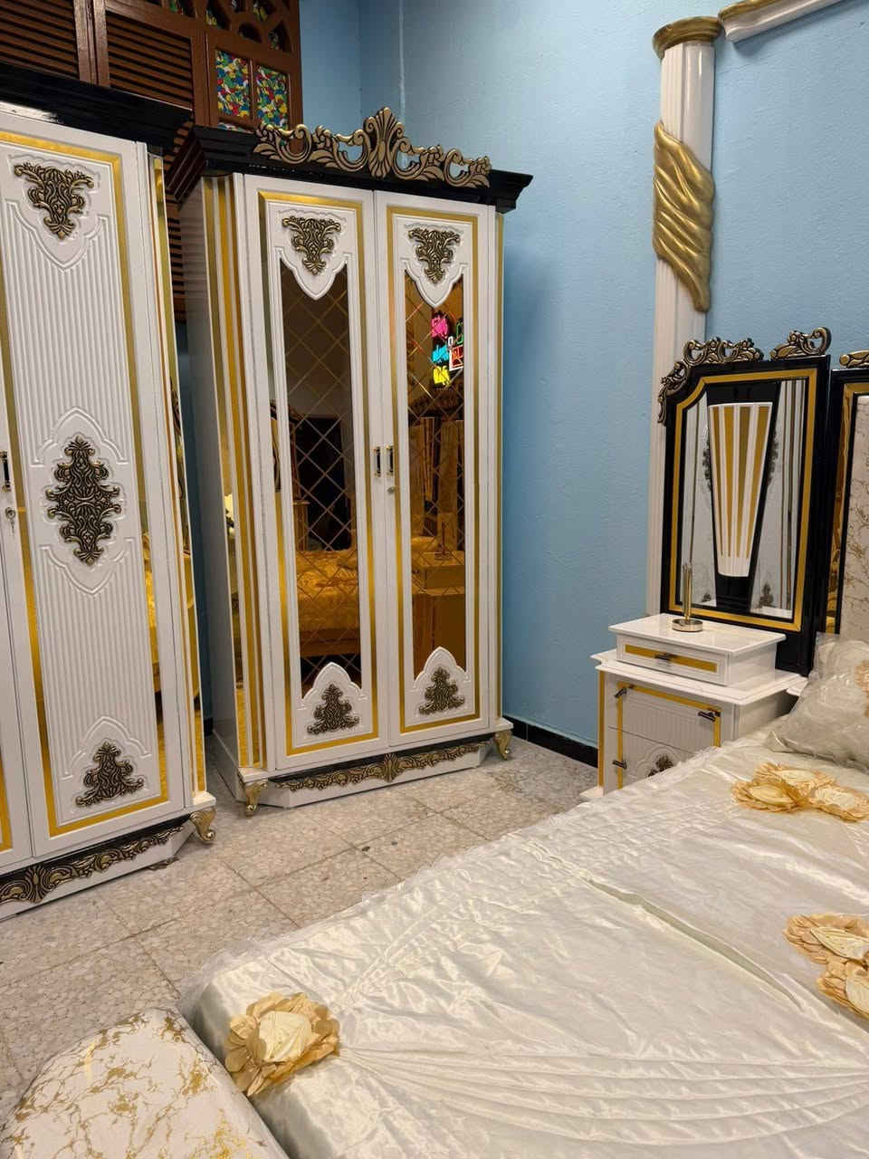موديل 🪄 الثريا 🪄  ابيض تطعيم باللون الاسود

السعر 3 ملايين  و400  الف  فقط💵

غرفة 6 ابواب ملحق داخلي

تتكون من 9 قطعة

الوجه  12 ملم MDF 

الظهر چرچوبة شد براغي

الداخل صاج طبيعي بلوك بورد قواطع المجرات 

عرض السرير 160العرض في 200 الطول

شازلون اضافي

ارتفاع الكنتور 265 سم

عرض الكنتور 340سم

عرض زاوية الملابس 120سم

يعني الكنتور وزاوية الملابس ضلع كامل 460سم

السعر 3 ملايين و400 الف دينار فقط
معمل ومعرض الفتلاوي للأثاث العراقي

‏العنوان محافظة بغداد / بغداد الجديده خلف جامع السامرائي 

الاتصال او الحجز 📞📞***********
‏التوصيل 🚛🚛والشد🧰🧰 مجاني إلى جميع محافظات العراق
