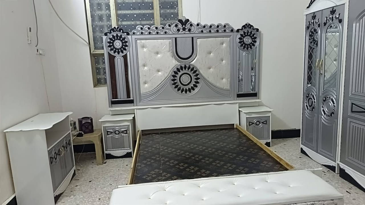 غرفة اخشاب • ٨ قطع • نضيفه