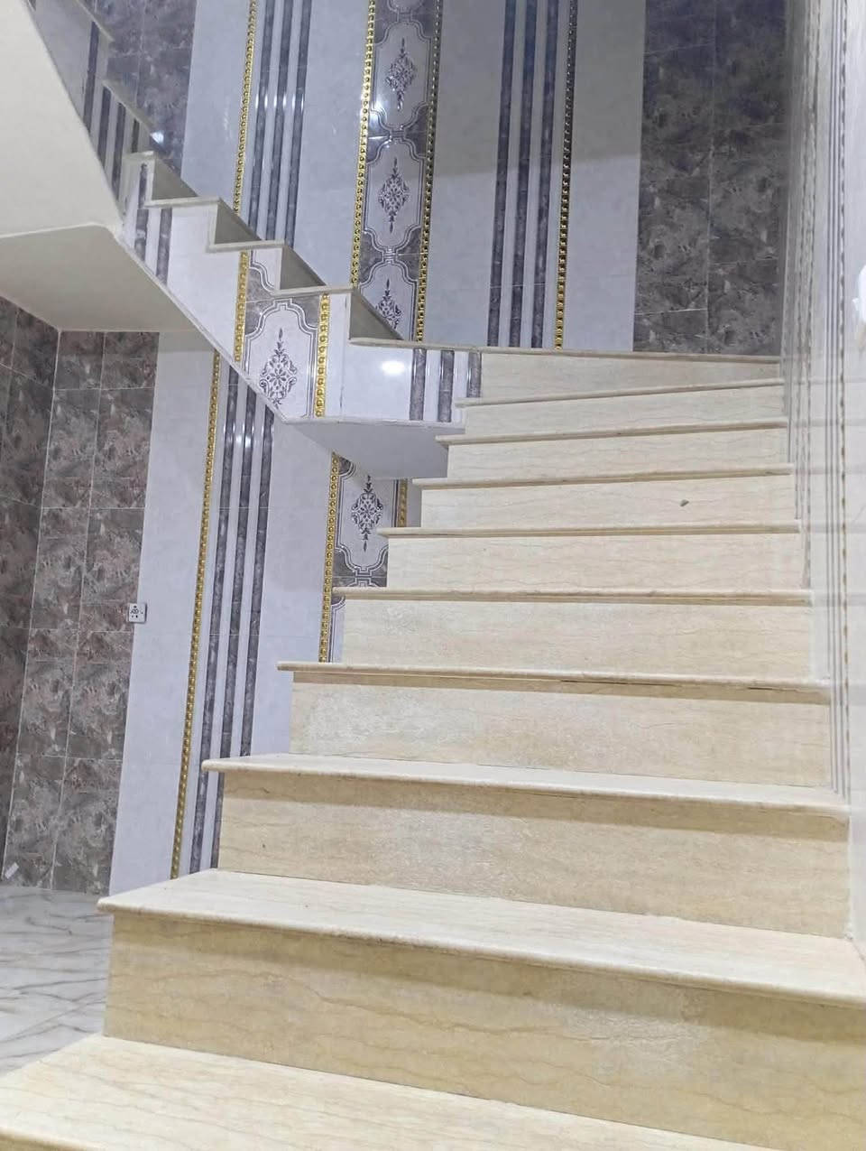 يا بلاش  يا بلاش
شنو اليوم @@@@@@@@@نزل السوك
نزاكة وفن ومتانة وهندسة وتصميم ونظافة بناء حديث
بيت بالحكم قرب الملعب الخماسي
مساحة ١١٠
غرفه نوم وصاله ومطبخ وبراني وحمامات ومخزن فوك حر غير مطلوب 
السعر ٩٩ مليون  
اتواصل ***********واتساب
