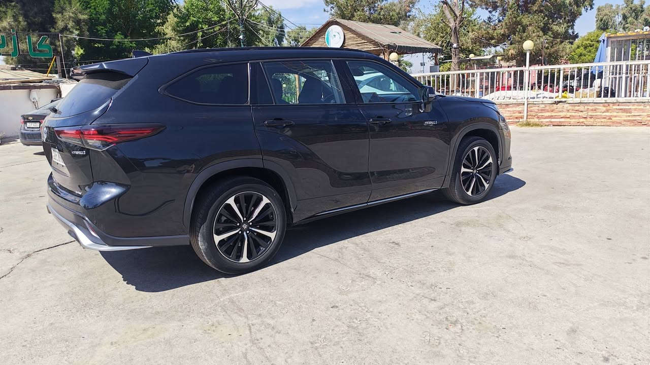 والتأكيد على أن السيارة مكفولة بدون حادث:
👑 تويوتا كراون كلوجر 2023 - Toyota Crown Kluger Hybrid 👑
سيارة عائلية فخمة ومتميزة باقتصادية عالية جداً بالوقود بحالة ممتازة!
الاعتمادية وقلة الأعطال: كأي سيارة من تويوتا، تتميز بقوة التحمل، توفر قطع الغيار، وسهولة الصيانة، بالإضافة إلى الاحتفاظ بقيمتها عند اعادة البيع.
✨ حالة السيارة: مكفولة بدون حادث (بدون صبغ) 🛡️ 🔹 سنة الصنع: 2023 🔹 المسافة المقطوعة (المشي): 48,000 كم 🔹 المحرك: 2.5 لتر هجين (Hybrid) - أداء قوي واقتصاد ممتاز بالبنزين 🔹 نظام الدفع: دفع رباعي ذكي (E-Four) 🔹 الداخلية: جلد أسود فاخر بحالة ممتازة جداً 🔹 السعة: 3 صفوف مقاعد (7 راكب)
الاعتمادية وقلة الأعطال: كأي سيارة من تويوتا، تتميز بقوة التحمل، توفر قطع الغيار، وسهولة الصيانة، بالإضافة إلى الاحتفاظ بقيمتها عند اعادة البيع.
✨ أبرز المواصفات والرفاهية: ▪️ شاشة عدادات رقمية بالكامل 12.3 إنش ▪️ شاشة لمس وسطية كبيرة تدعم Apple CarPlay و Android Auto ▪️ سقف بانورامي عريض ▪️ تكييف أوتوماتيكي ثلاثي المناطق (تحكم مستقل) ▪️ كاميرات رؤية محيطية 360 درجة مع حساسات ركن كاملة ▪️ حزمة أمان متكاملة (رادار أمامي، تحديد مسار، مثبت سرعة متكيف) ▪️ جنوط ألومنيوم رياضية مقاس 20 إنش ▪️ إضاءة LED أمامية وخلفية بالكامل
استهلاك الوقود ومدى التفويلة:
​تعتمد أرقام الاستهلاك على محرك الهجين (2.5L Hybrid) وهو الشائع والمفضل في هذه الفئة:
​معدل استهلاك الوقود: تقطع السيارة حوالي 18 إلى 20 كيلومتر لكل لتر واحد (18 - 20 كم/لتر)، وهو استهلاك ممتاز جداً بالنسبة لسيارة دفع رباعي بهذا الحجم.
​سعة خزان الوقود (التفويلة): تتسع التفويلة تقريباً لـ 65 لتر.
​المسافة التي تقطعها التفويلة الكاملة: عند تفويل الخزان بالكامل، تمشيك السيارة مسافة تتراوح بين 1,000 إلى 1,200 كيلومتر (حسب طبيعة القيادة بين داخل المدينة والخطوط السريعة، واستخدام التكييف).
📍 الموقع: الموصل
💰 السعر: 385 ورقة ($38,500)
📞 للتواصل والاستفسار: •
آسيا سيل: ***********
 • كورك: ***********
