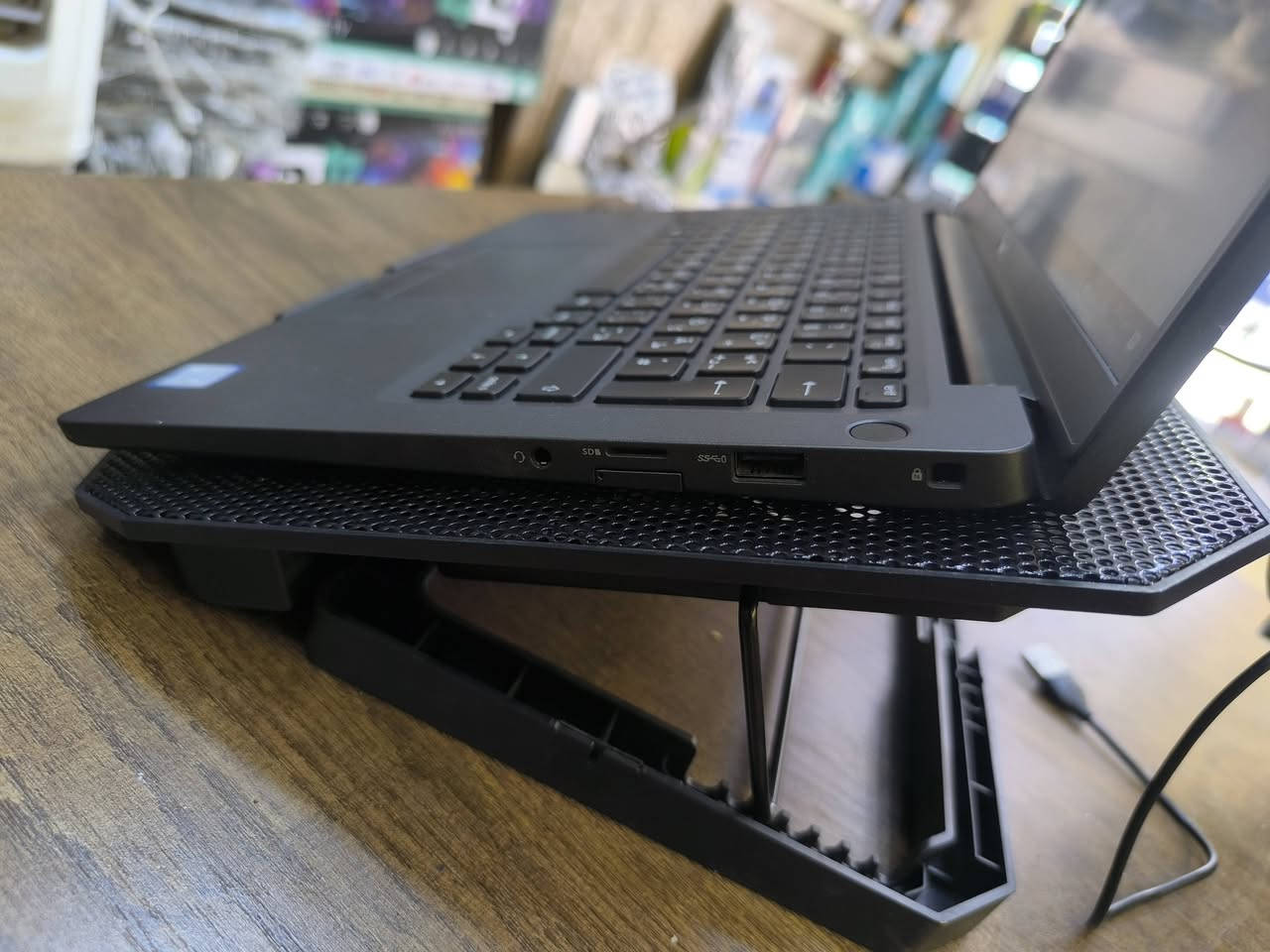 لابتوب    DELL LATITUDE 7400
معالج كور 7 من الجيل الثامن 
خفيفة الوزن ،انيقة الشكل 🌹
بمواصفات مناسبه للبرامج  المكتبية  والحسابية والتصفح والأمن السيبراني  .وتطبيقات وبرامج كليات الهندسة 
بسعر 290  الف دينار عراقي 
#ويشمل السعر حقيبة وماوس والتوصيل مجانا لكافة محافظات العراق 
Cpu CI7-8365U    جيل ثامن 
Hard 256GB nvme قابل للتطوير 
Ram 8gb ddr4         قابل للتطوير 
14.1 screen 
كارت شاشة داخلي 4 كيكا 
Back-light Ar-En ضوئي 
Charger dell شاحن اصلي 
يمكن للزبون فحص اللابتوب وتشغيله والتأكد من المواصفات قبل الاستلام  اللابتوب.
#نسبة النظافة مائة بالمائة 
#بطارية ممتازة 
ضمان لمدة عشرة  أيام للفحص في حالة وجود خلل مصنعي 
#مكتب الابداع الهندسي 
موصل /موصل الجديدة بين مجسر الجديدة ودورة عبواليسي بمحلات الكنيسة 
/مكتب الابداع الهندسي/للتواصل والحجز 
*********** واتس.
