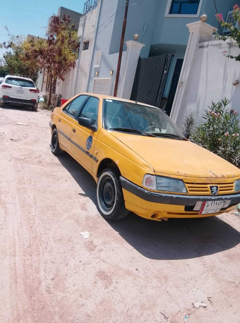 سلام عليكم عندي بيجو 405 نضيفة كير مكينة مكفولات  تبريد شغال  تدفئة  مسجل شغال عوزهة البور بي ونة بس من تلوف حتمال دهن مالتة يرادلة تبديل صفرة رقم بغداد مديل 2010 سنوية لل27 بيع ب25وبيهة مجال او  مراوس بخصوصي نضيفة مع الفرق يفضل كير اوتو***********
