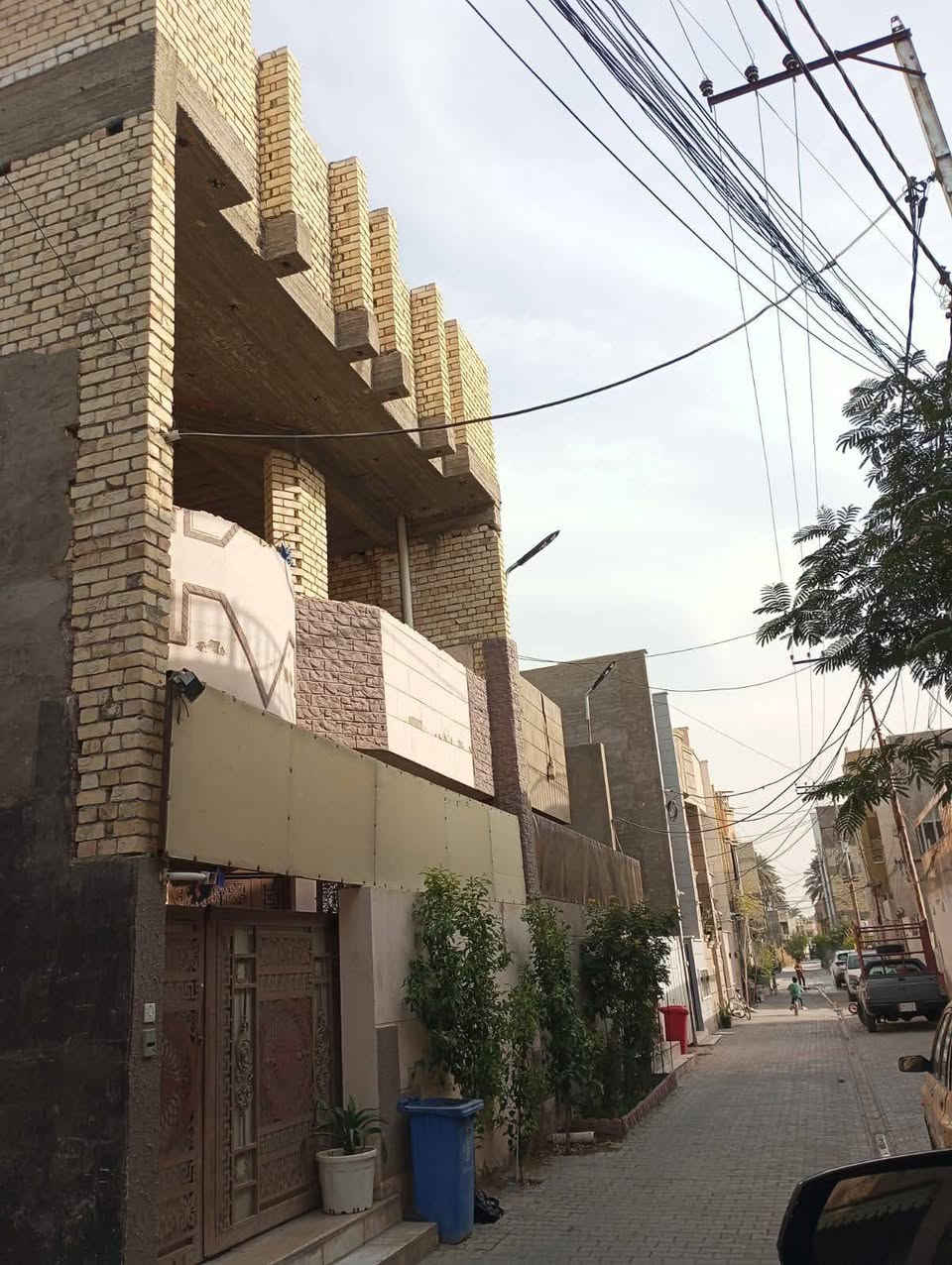 1 المساحة 109 مترررر
2 الواجه 7 ونص متررر 
3 النزال 14 مترر ونص 
4 عرض الشارع 7 مترررر كامل الاخدمات 

يتكون من 3 طوابق وبيتونه وستاره 
الطابق الأول طرمه وصاله ومطبخ وحولي وغرفة نوم وخدمات ومنور 
الطابق الثاني 3 غرف نوم وحولي وخدمات 
الطابق الثالث غرفه نوم وحولي وبيتونه  
 دار ملك صرف زراعي سند 25 في منطقة الكريعات الدهاليك بيت حمد بناء حديث الطابق الأول كامل والثاني تشطيب فقط 
الاستفسار 
***********
