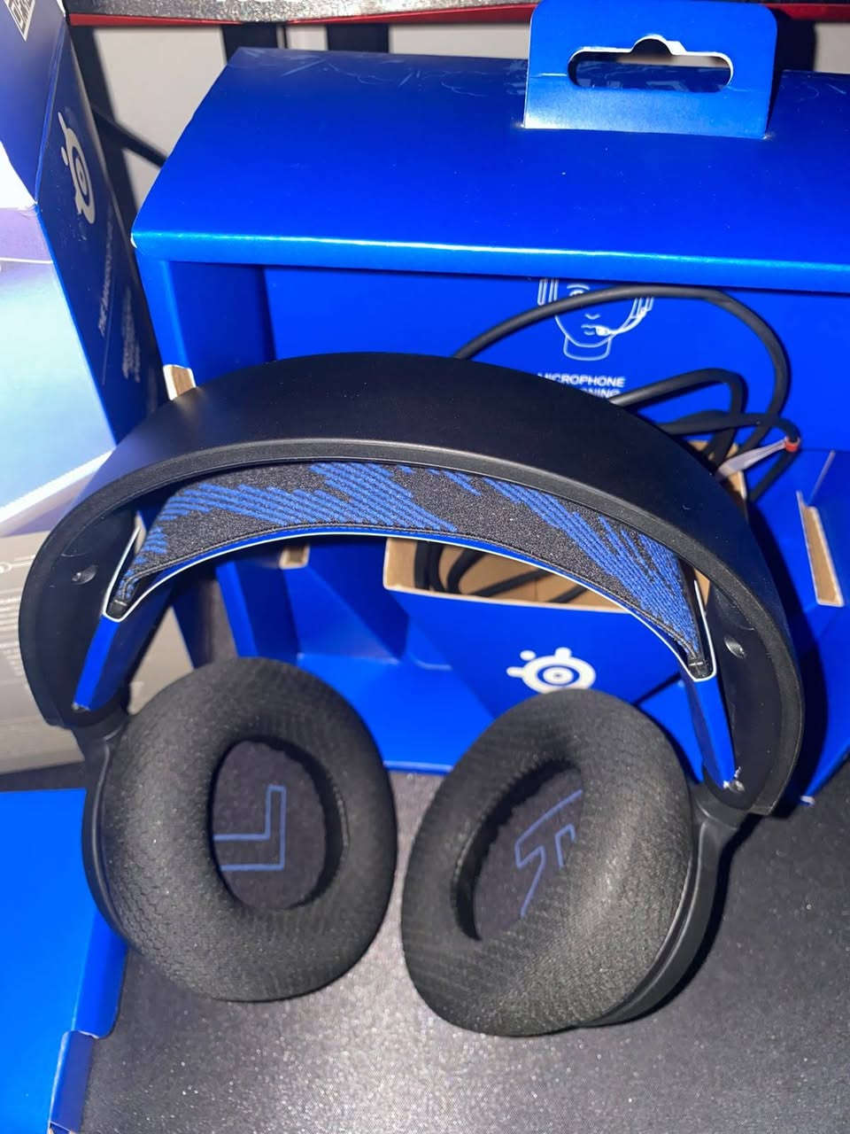 سماعه steelseries arcits nova 1p
وزن خفيف،مايك ممتاز،وسادات أذن كلش مريحه 
ملاحظه: لاستيكرات مأخوذة من السماعه 
سماعه كلش نظيفه واذا تريد هم تفحصه 
سعر 50 
*********** تواصل هذا الرقم
المكان البنوك

