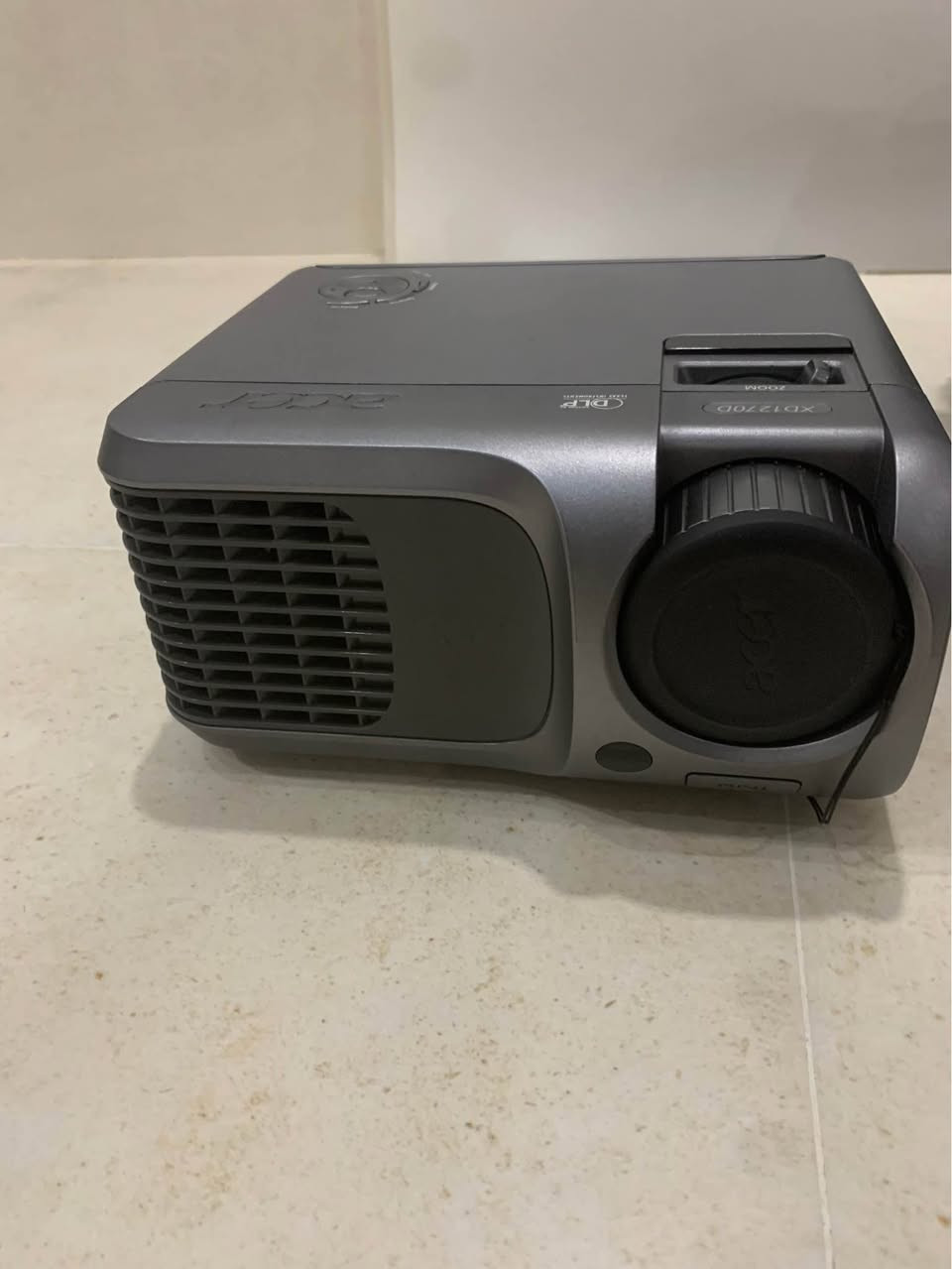 📣 Acer Original DLP Projector (XD1270D) 📣
پرۆژێکتۆری ئۆرجیناڵی Acer (دەستی دووی ئەوروپی - زۆر خاوێن)
زۆر گونجاو و باشە بۆ ئۆفیس، هۆڵی کۆبوونەوە، قوتابخانە و پەیمانگاکان، و هەروەها بۆ شوێنی تر و سەیرکردنی فیلم لە ماڵەوە.  
✨ مواسەفات:
 مارکە: Acer (Model: XD1270D / DNX0503)  
 گڵۆپ: PHILIPS UHP 200W  
 دەرچەکان: VGA In/Out, DVI, S-Video, Audio In, USB  
 ملحەقات: جانتا و بەندکی ئۆرجیناڵ، کێبڵی کارەبا، کێبڵی VGA، قاپی پاراستنی عەدەسە  
📍 نیشانی: هەولێر
🚚 گەیاندن: گەیاندنمان هەیە بۆ سەرجەم شارەکان
بروجيكتور أصلي من شركة Acer (مستعمل أوروبي - نظيف جداً)
ممتاز ومناسب جداً للمكاتب، قاعات الاجتماعات، المدارس، وللاستخدام المنزلي.  
✨ المواصفات:
 الماركة: Acer (الموديل: XD1270D / DNX0503)  
 المصباح: PHILIPS UHP 200W  
 المنافذ: VGA In/Out, DVI, S-Video, Audio In, USB  
 الملحقات: الحقيبة الأصلية مع الحزام، كابل الكهرباء، كابل VGA، وغطاء العدسة  
📍 العنوان: اربيل
🚚 التوصيل: متوفر التوصيل لجميع المحافظات
Original Acer DLP Projector (European Stock - Excellent Condition)
Great choice for offices, meeting rooms, schools, and home use.  
✨ Specifications:
 Brand: Acer (Model: XD1270D / DNX0503)  
 Lamp: PHILIPS UHP 200W  
 Ports: VGA In/Out, DVI, S-Video, Audio In, USB  
 Includes: Original Acer Bag with Strap, Power Cable, VGA Cable, and Lens Cap  
📍 Location: Erbil
🚚 Delivery: Delivery available to all citie أربيل, العراق
