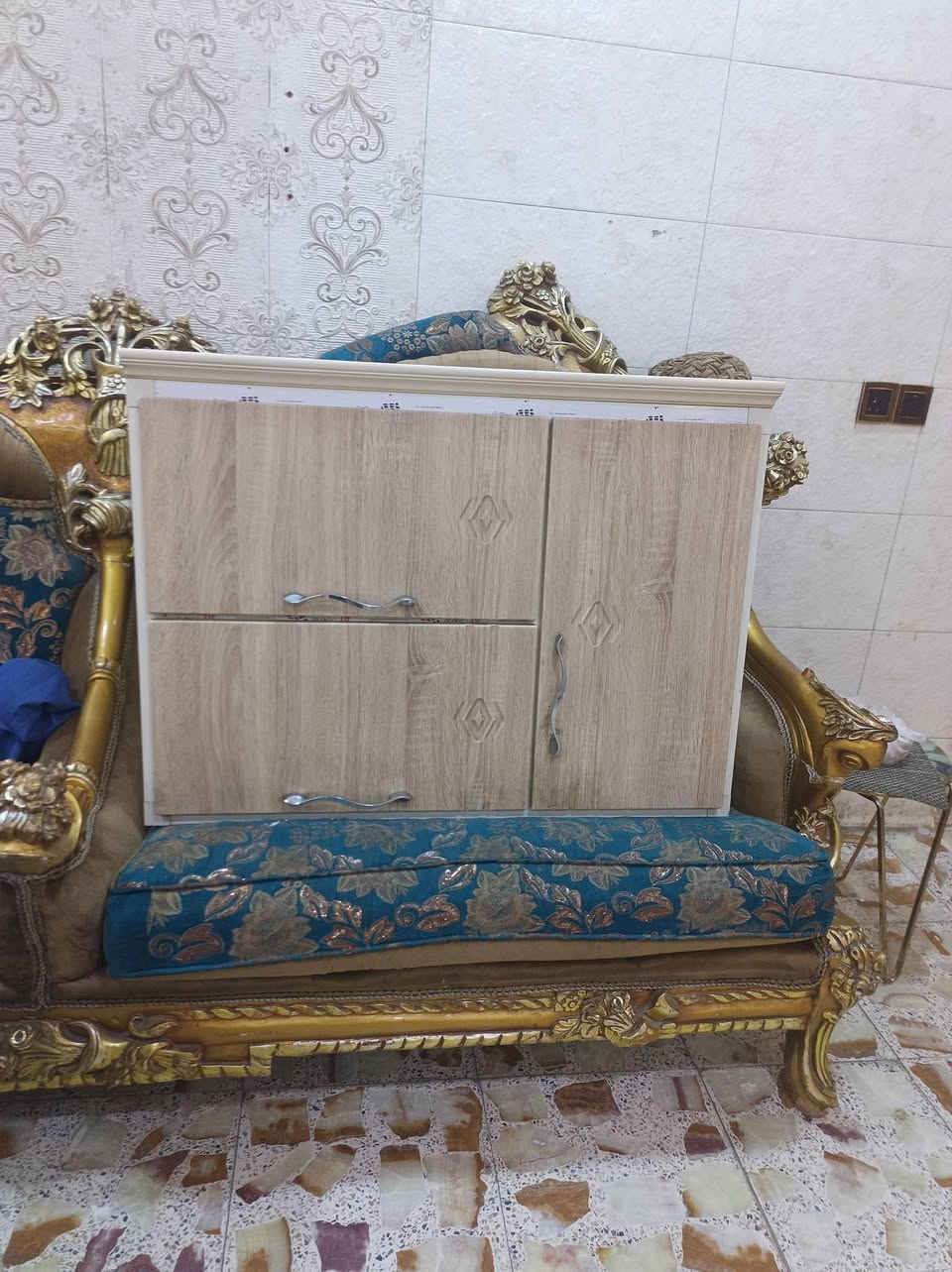 كاونتر 3امتار مودرن حديث المنيوم وبيبان خشب قوي مو سوكي نضيف 95بالمية استخدام سنه سويته ب3ملايين ووربع اريده ب500قفل عنواني حي الجهاد الامانه
