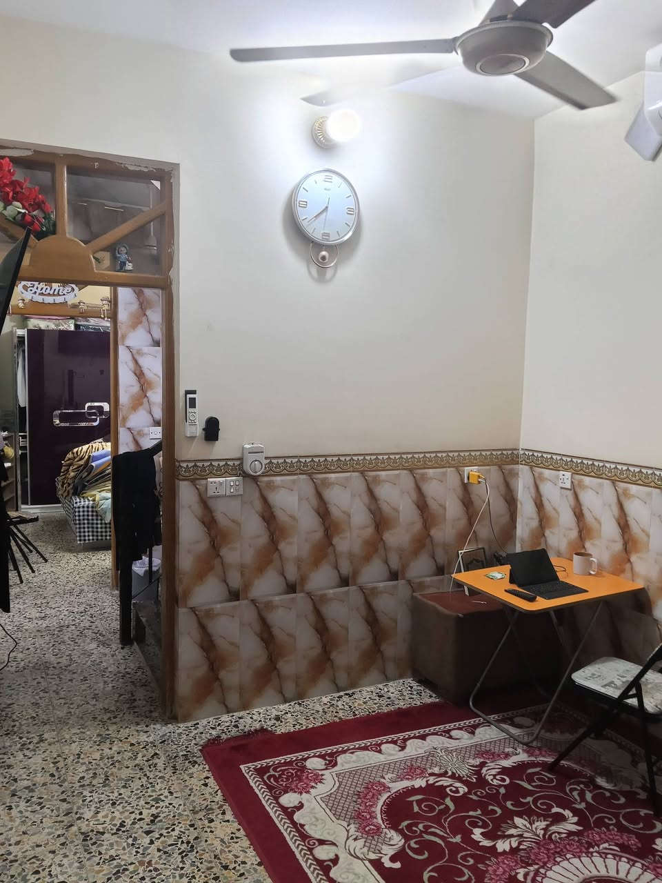 بيت للبيع
المساحة 55متر واجهة 5ونص
طابقين 3 غرف نوم 2 حمام  طابق اول و طابق ثاني
العنوان حي البساتين قرب شارع احمد الوائلي شارع منهل
للاستفسار ***********

