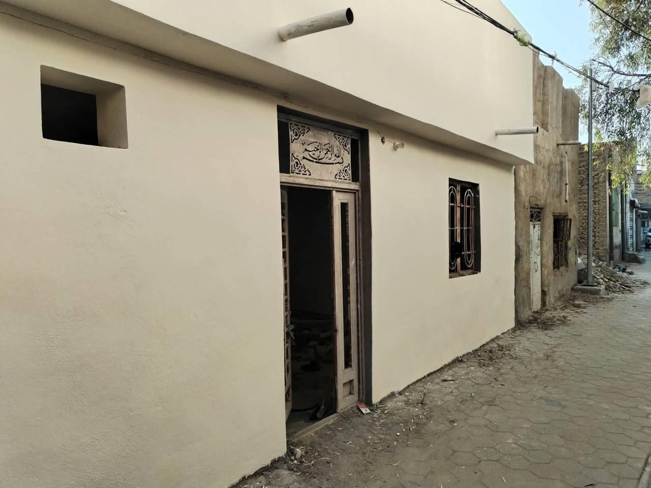 📌دار للايجار
🏠دار يحتوي على ثلاث غرف نوم يصلح عياده طبيه او سكن 
📍الموقع : كربلاء _ طويريج _ الكص الشمالي _ شارع دكتور صباح ابو الجلديه
🔖بدل الايجار ٣٥٠٠ سنويا 
❓للاستفسار الاتصال على الارقام
📞***********
📞***********
🤝او زيارة مكتب 🔹امير الدليمي للعقار🔹 الكائن في 
📍كربلاء _ الهنديه _ حي المصطفى 🔹ابو جوعانه🔹 قرب اسواق هادي مكي
