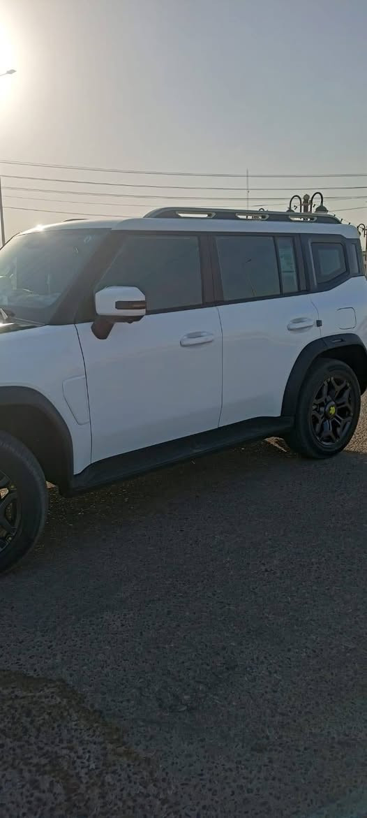 🔥 للبيع | Jetour T2 2025 🔥
🚘 جيتور T2 موديل 2025 — خليجي
ماشيه 12الف 
السياره كفاله عامه 
✨ناطق

⚙️ المواصفات 

* محرك 2.0L Turbo
* قوة 251 حصان
* عزم 390 نيوتن/متر
* ناقل حركة أوتوماتيك
* دفع رباعي 4WD
* أوضاع قيادة متعددة
* مثبت سرعة + رادار
* نظام تحديد المسار

🛋️ الراحة والفخامه

* بانوراما
* دخول وتشغيل بصمة
* تشغيل عن بُعد
* مقاعد جلد
* مقاعد أمامية كهربائية
* تحكم مناخي ثنائي المناطق
* شحن لاسلكي
* إضاءة داخلية LED
* مقود جلد
* Auto Hold
* فرامل يد كهربائية

📱 التقنيات والأنظمة

* شاشة ديجيتال
* شاشة تدعم Apple CarPlay
* كاميرات 360°
* كاميرا دوارة
* حساسات أمامية وخلفية
* Bluetooth + Type-C
* أوامر صوتية
* حساسات ضغط الإطارات

💡 الشكل الخارجي

* إضاءة LED
* كشافات
* إضاءة خلفية LED
* مرايا كهربائية قابلة للطي
* إشارات بالمرايا
* جنوط 20 إنج
* إطارات 255/55R20
* ماسحة خلفية
* مانع انزلاق
* نظام نزول المنحدرات
💰 السعر: 39مليون وبيه مجال حك الجيه 
العنوان : البصره القرنه
رقم الهاتف:***********
