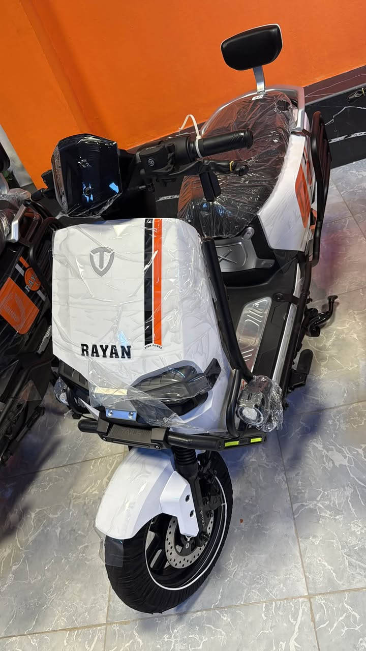 الريان وحش الكون
ملف 2000 W حقيقي 

سرعتها 80km/h 

تقطع بشحنة مسافة 75-80 km 

حجم تاير 12/90/90 

ضمان عقل +ملف لمدة سنة 

ضمان باتري لمدة 6 اشهر 

صيانة مجانية لمدة سنة 

سعرهاا 1,350,000 

الالوان ( اسود - رصاصي - ابيض ) 

كل قطع الغيار تكون متوفرة 

للاستفسار *********** 

النبال مول2 الوكيل الحصري لدراجات الريان

نص مكتوب في الصور:
- RAYAN ELECTRIC BIKE دراجات كهربائية بمواصفات عالية راحة .. أمان .. توفير بطارية قوية مدي طويل سرعة مناسبة للاستخدام اليومي أمان عالي بفرامل قوية شحن سريع وسهل الآن RAYAN امتلك دراجتك الكهربائية بالتقسيط المريح السعر النقدي 1,350,000 د.ع القسط الشهري 160,000 د.ع لمدة 10 أشهر للاستفسار والحجز تواصل معنا الآن النبال مول الفلوجة - الحي العسكري دراجتك ... لأسلوب حياة أفضل للجميع للعائلات للموظفين للطلبة