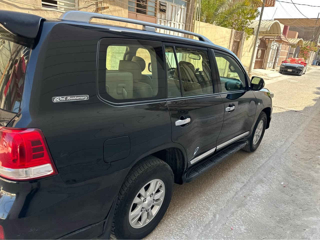 سلام عليكم اخوتي 
لاندكروز ٢٠١١ ستينيه
فول مواصفات معروفه مواصفاته بعد 
السياره كل نقص ما بيه 
تخم تاير جديد 
باتري جديد 
تبريد ثلج 
مري شفط 
ثلاجه 
كامره 
شاشه كبيره 
فتحه 
بصمات 
٨ ايرباك 
و بيه بعد هواي شغلات 
السياره سعره بلاش ماكو ستينيه بهيج سعر ابد 
٢٧٥ ورقه 
السياره بيه قطعه وحده فقط 
*********** 
موجود واتساب كربلاء, العراق
