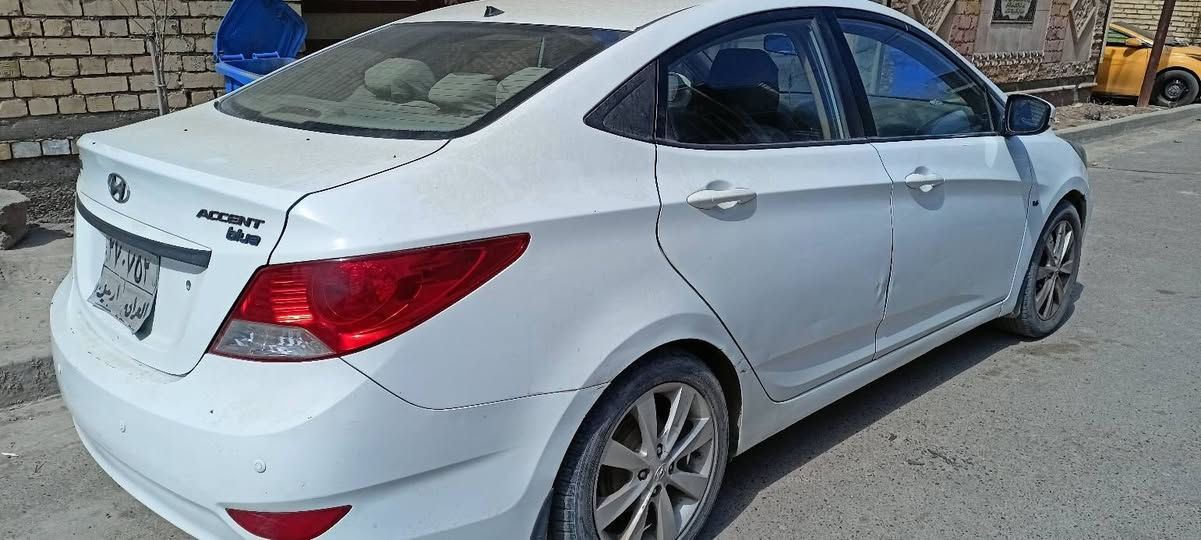 سيارة اكسنت للبيع
رقم شمالي اربيل 
اكسنت خليجي موديل 2012
مواصفاتها 
بلو 
اشاير بالمري 
فتحة بالسقف 
تحكم ستيرن 
تبريد ممتاز 
محرك ممتاز 
كير ممتاز 
الصدر الامامي ممتاز 
الصدر الخلفي جيد 
بيها قطعتين وبقية السيارة مكفوله من الدعامية الى الدعامية 
السعر 80 
***********
