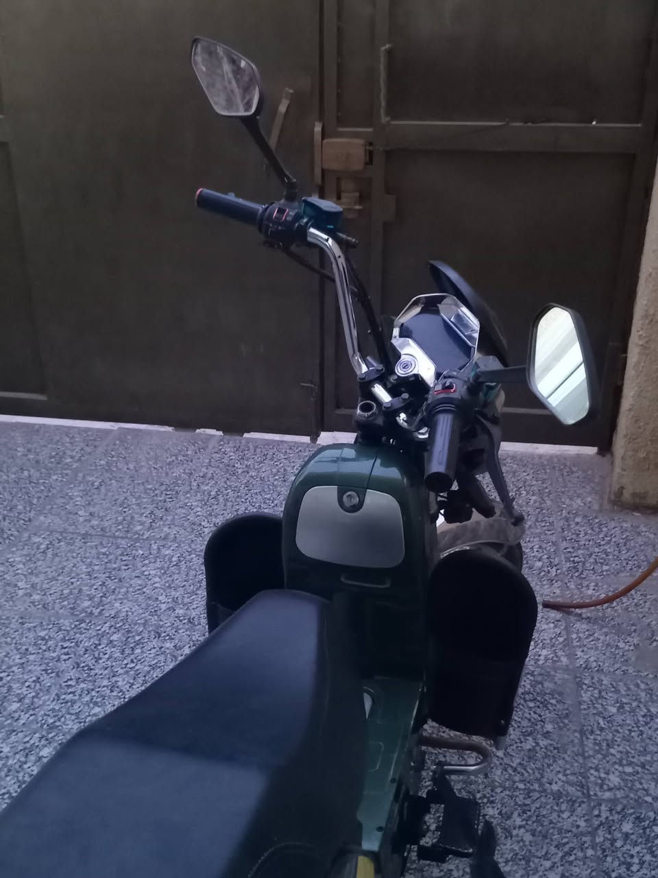 السلام عليكم دراجه هارلي للبيع أخت الجديده زللغ ما بيها مكفوله من الطول للطول كفراتها الاصليه شخط ما بيها نضيفه حيل مري جانبيه بك رجوع للخلف اشاير جانبيه يمنى يسرى لايت عالي ناصي نشره اللوان جماليه هورن شغال كهربائياتها كامله مكمله تشتغل سوبج + بصمه  بطارياتها القديمه انتهن وذبيتهن جبتهلها سيت بطاريات ونلي 2026 بعدهن بل جيس ما مشدودات من تشتري اشدهن كدامك دراجه خير من الله السعر 600 واكيد بيها مجال هذا رقمي *********** راسلوني واتساب
