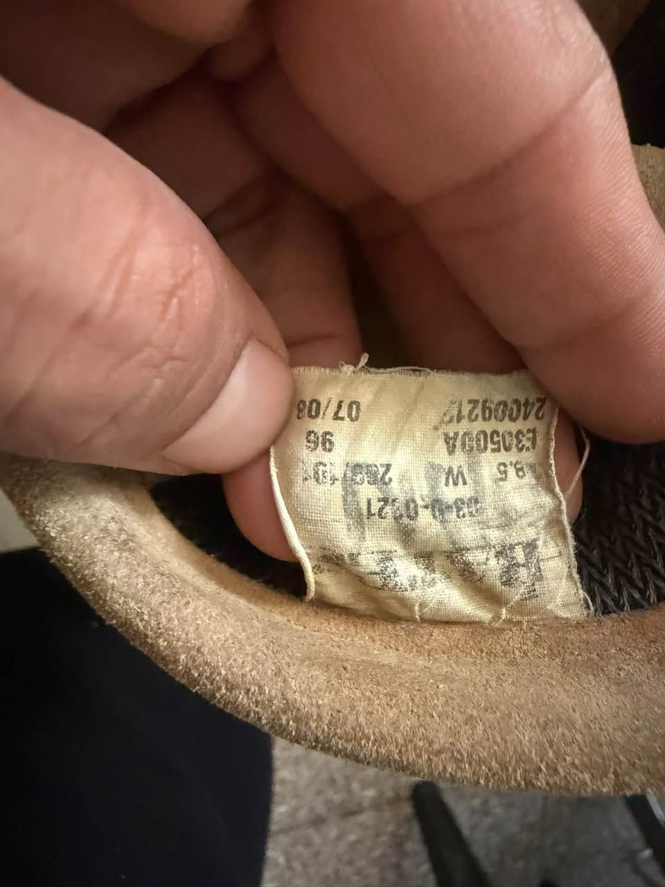 باتيس أمريكي قياس ٤٢ نضيف كدامكم خياط دفن  وصبغ الطركة درجة اولى. مكان بغداد حي القاهرة *********** ☠️٨٠ الف ☠️

نص مكتوب في الصور:
- ١٠:٤٠ ص
- ١٠:٤١ ص