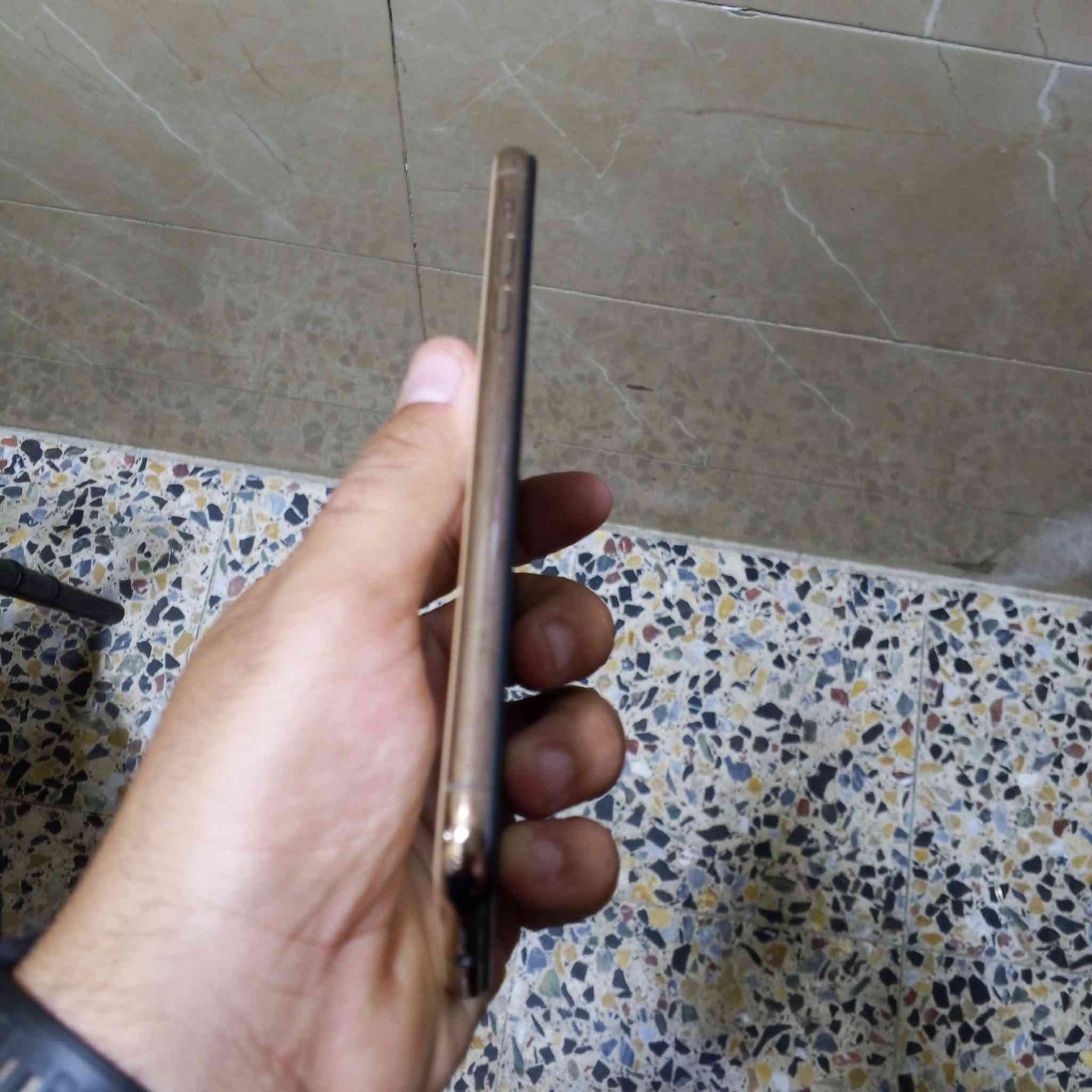 السلام عليكم شباب ايفون 11برو ماكس لون ذهبي جهاز شخط مابي نضيف مبدل شاشه وكاله فيس ايدي واكف  بطارية 70 بس ميصرف شحن جهاز يخبل نموذج ،Mتاخذه عفحص سعرة 280 وبي مجال كلش قليل مكاني الدورة شارع 60 رقم الهاتف ‏‪***********‬‏
