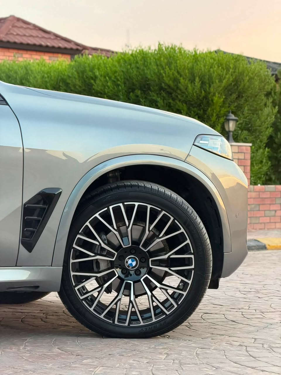 BMW X5 SDrive40i (Luxury line)
السنة: 2024
الممشى: 69,000 ميل
السعر: 46,500 $
السيارة محدثة MKit
وارد امريكي كلين تايتل
الموقع: الموصل

المحرك ونظام الدفع:
TwinPower Turbo لتر 3.0 سلندر خطي سعة 6 محرك *
(Plug-in Hybrid ليس) 48V Mild Hybrid نظام *
* القوة: 375 حصان
* عزم الدوران: 540 نيوتن متر
* ناقل حركة أوتوماتيك ZF ب 8 سرعات
(RWD دفع خلفي) S-Drive نظام دفع *
الأداء:
* تسارع 100 - 0 كم/س: حوالي 5.3 ثوانٍ
* السرعة القصوى 250 كم/س (محددة إلكترونيًا)
المواصفات:
M Sport باكج *
Sensafin مقاعد جلد *
* مقاعد أمامية كهربائية مع ذاكرة
* تدفئة وتبريد للمقاعد الأمامية والمقاعد الخلفية تدفئة
BMW Curved Display شاشة *
BMW iDrive 8.5 نظام *
* Apple CarPlay + Android Auto لاسلكيًا
* كاميرات 360 درجة
* حساسات أمامية وخلفية
* مثبت سرعة متكيف
* رادار + مانع تصادم
* نظام المحافظة على المسار
* مراقبة النقطة العمياء
* فتحة سقف بانورامية
* شاحن لاسلكي للهاتف
(Ambient Lighting) إضاءة داخلية محيطية *

* نظام صوتي HiFi (أو Harman Kardon حسب التجهيز)
* باب خلفي كهربائي
Adaptive LED مصابيح *
* جنوط M Sport مقاس 22 أنج
* نظام الثبات الإلكتروني + ABS
* نظام إنذار + قفل مركزي

السيارة جاهزة من كافة النواحي مايحتاجلها ولادينار مصرف
اعتذر عن المراوس فقط بيع والسعر بيه مجال جدا جدا بسيط
مكان السيارة:الموصل
للتواصل ***********
غير متواجد على الفيس
