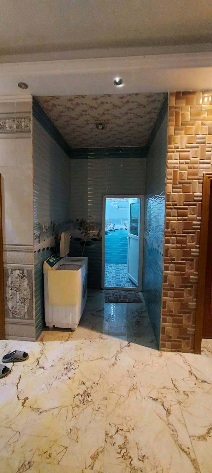للبيع بيت مساحته 300 متر طابقين ب البوبيات عمود 45 ركن عله شارعين الطابق الاول يحتوي على استقبال كبير وصاله طعام ومطبخ وغرفتين نوم وصحيات منعزل وحمام منعزل والطابق الثاني يحتوي 3 غرف نوم ومطبخ وصحيات منعزله وحمام منعزل وصاله كبيره وسطح اضافه للسطح الثاني . طارمه وحديقه كبيره . تسع لدخول سياره . ملاحظه خط المولده للطابق الاول منعزل عن الطابق الثاني . يعني ب الاستطاعه التحكم الكامل ب اطفاء وتشغيل الكهرباء . سركت منعزل .السعر 500 مليون . البناء كونكريت مسلح وطابوق جمهوري . للأستفسار 
***********