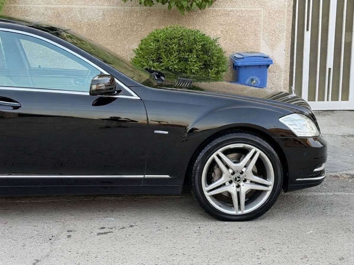 ‎ Mercedes Benz S550 Town Turbo لارج vip
اخوان السيارة استلام شركة مارسيدس بالمانيا
........................................

‎‏‎سياره فول مواصفات 
جديده بمعنى الكلمة كلشي بيه بلادي )
‎‏‎موديل2012 
‎المواصفات:
‎ ابواب شفط
‎ كاميرة خلفية 
‎حساسات امامي و خلفي 
‎صندوق كهرباء 
‎باب لارج (رئاسي)
‎بردات (5)
 ‎ بانوراما
‎بصمه تشغيل 
‎بريك بصمه
‎رادارت امامي جوانب 
‎صندوق شفت كهرباء 
‎کشنات تدفئة وتبريد خزن 5 ابواب بصمه
‎سي دي جنجر ٦ اقراص و ديفيدي
مكينة (8 سلندر 
‏‎كشنات دينمك (متحركة)
‎تحديد سرعة و لمت سرعة
‎ لايتات زينون  بك لايت ليد
‎لايتات دوارة تتحرك مع السيارة عند استدارته 
‎دبلات كهربائي حسب رغبه تريد سيارة عالية و ناصيه 
‎حزام سلامة (سحب) اوتوماتيكي
‎و بعد كثيير من المواصفات المامذكورة.
‎‏رقم بغداد بأسمي 
‎مكاني بغداد   __ السعر 235  ورقه  
*********** بغداد, العراق
