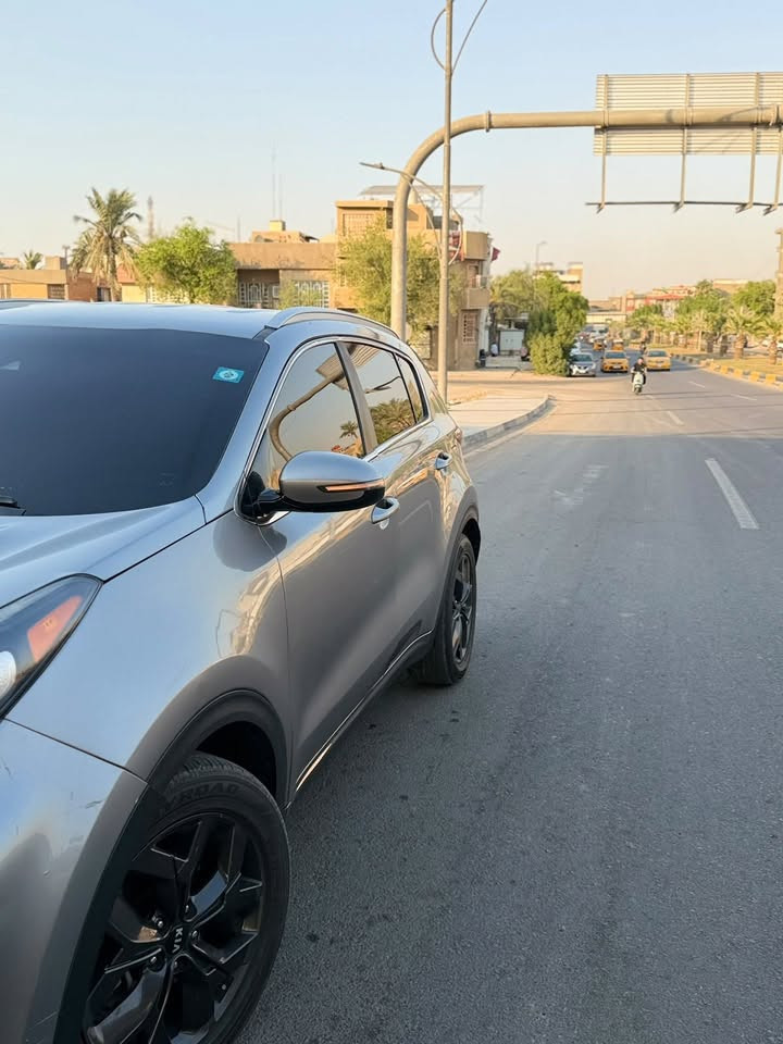 السلام عليكم كيا سبورتج 2021 وارد امريكي حادثها موضح بالصور بدون ايرباك بدون دواخل وناشر صورة السونار السيارة نص فول شاشه كشنات جلد مري شفط ويل كب باقي المواصفات المعروفة سعرها 160 وبيها مجال بسيط مكاني بغداد جميله ***********
