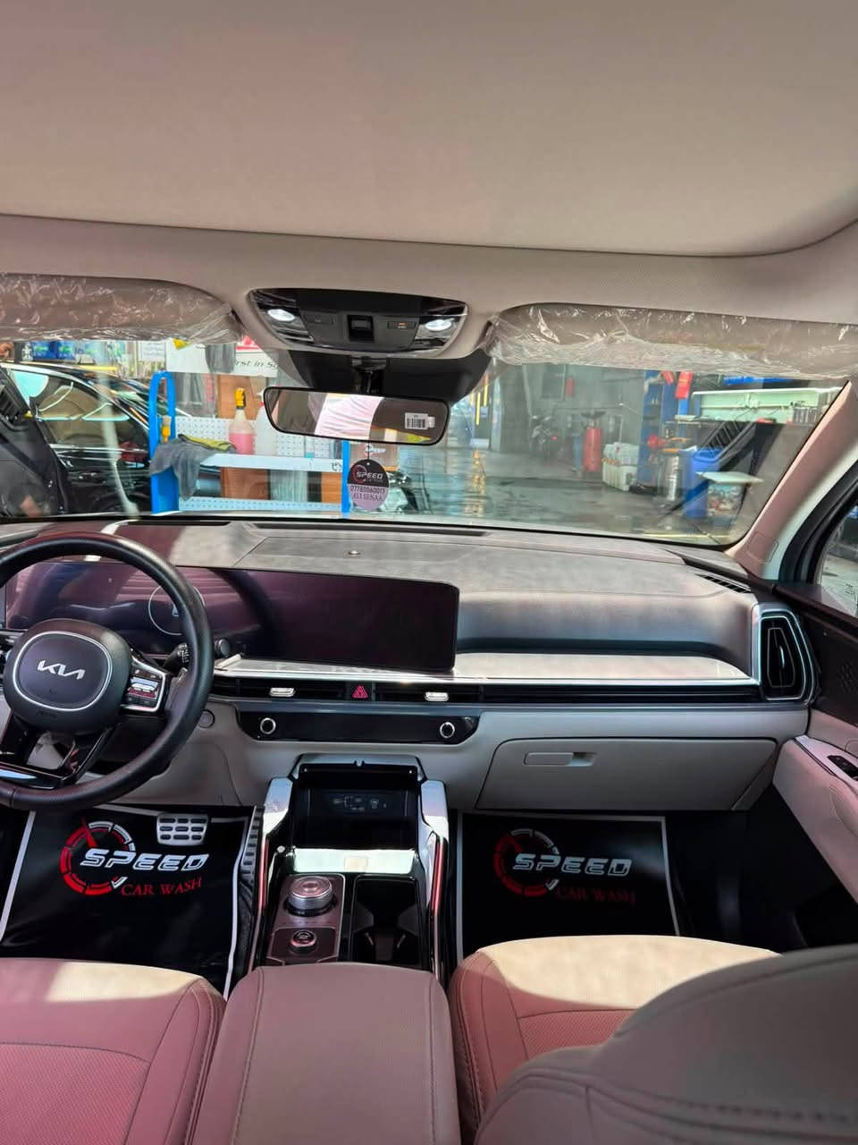 للبيع سيارة Kia Sorento موديل 2025 بحالة ممتازة جدًا، فرصة للباحثين عن النظافة والرفاهية.

* وارد خليجي (وكالة شركة الدولي)
* اللون: سلفر أنيق
* محرك بنزين 6 سلندر سعة 3.5
* ناقل حركة أوتوماتيك
* الممشى: 31 ألف كم
* لوحة: العراق / بغداد

المواصفات:
✔️ داتاشو
✔️ سقف بانوراما
✔️ ويل قياس 20
✔️ فول مواصفات ماعدا المقاعد (مخمل)

السيارة مكفولة، نظيفة جدًا، استعمال شخصي ومعتنى بيها بعناية عالية، جاهزة للفحص بأي مكان.

💰 السعر المطلوب: 31٫500 $

📞 للاستفسار والاتصال: ***********
