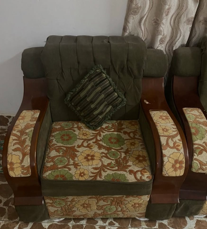 قنفات للبيع 
 السفنج مالها ما ينداس 
شوفها شكد تسوة واخذها المكان عنة 

للاستفسار : ***********
