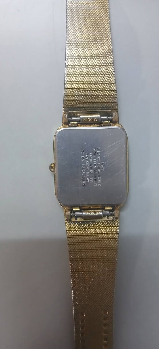 ساعه اصليه ويابانيه وقديمه سعر الساعه 40 مع التوصيل يريدها يتصل بيني على رقم الهاتف او مراسله الصفحه***********
