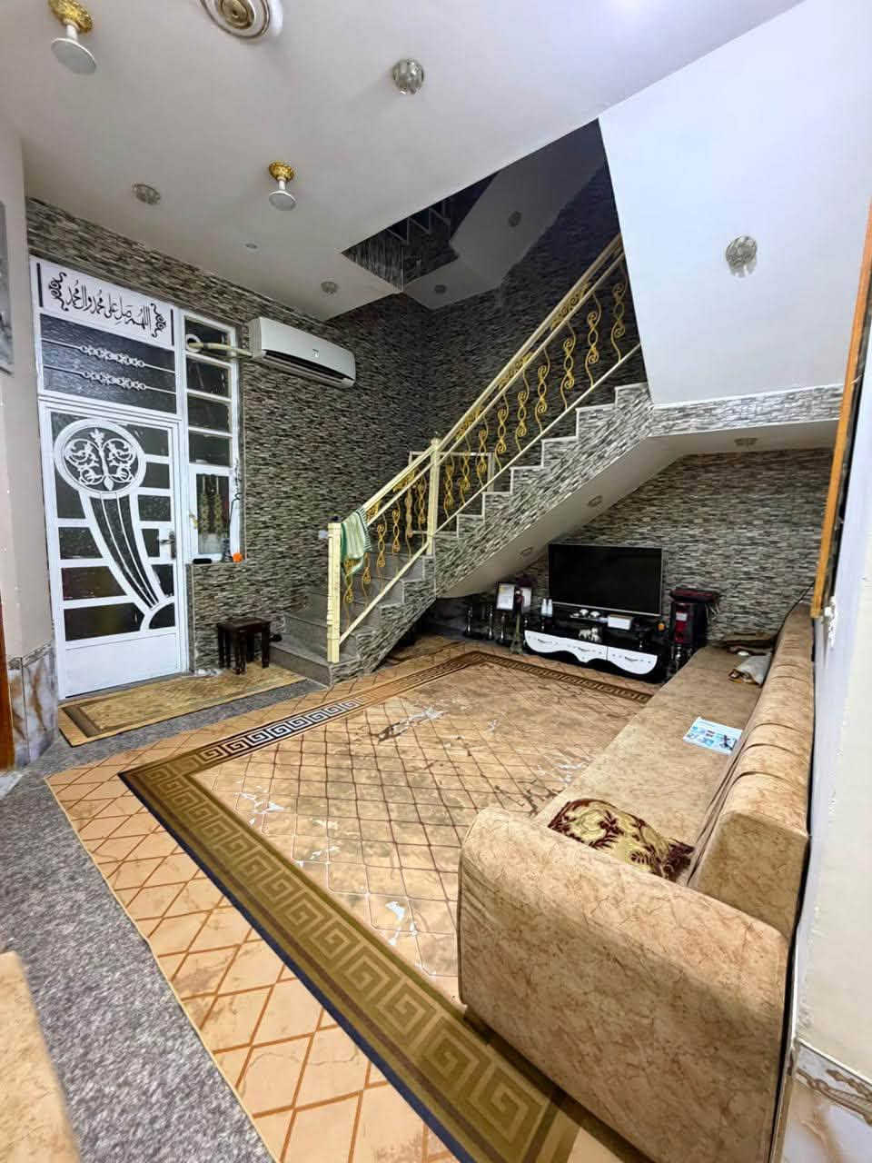 بيت في الناصريه مدينه الصدر للبيع مساحه 125 
للستفسار ***********
