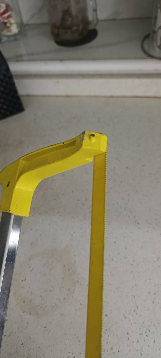 تُظهر الصورة جزءاً من إطار منشار حديد عالي الشد (High Tension Hacksaw Frame) من شركة Starrett الأمريكية، الطراز K153 برقم الكتالوج 64147.
معلومات عن الأداة:
• العلامة التجارية: ستاريت (Starrett) الأمريكية الصنع.
• النوع: إطار منشار حديد ذو شد عالي لضمان استقامة وقوة القطع.
• حالة الطراز: يُعد هذا الطراز (K153) متوقفاً رسمياً من الشركة المصنعة، وتوفر الشركة الطراز K145 كبديل مباشر له.
• تعليمات الشد: يظهر على الإطار توجيه لتدوير صامولة الشد (3 لفات - 3 Turns) للوصول إلى مستوى الشد المناسب للنصل.
إذا كنت تريد معرفة طريقة تركيب النصل وضبط الشد الصحيح أو البحث عن نصل بديل مناسب،
عدد 2قطعة 
السعر 50دولار

