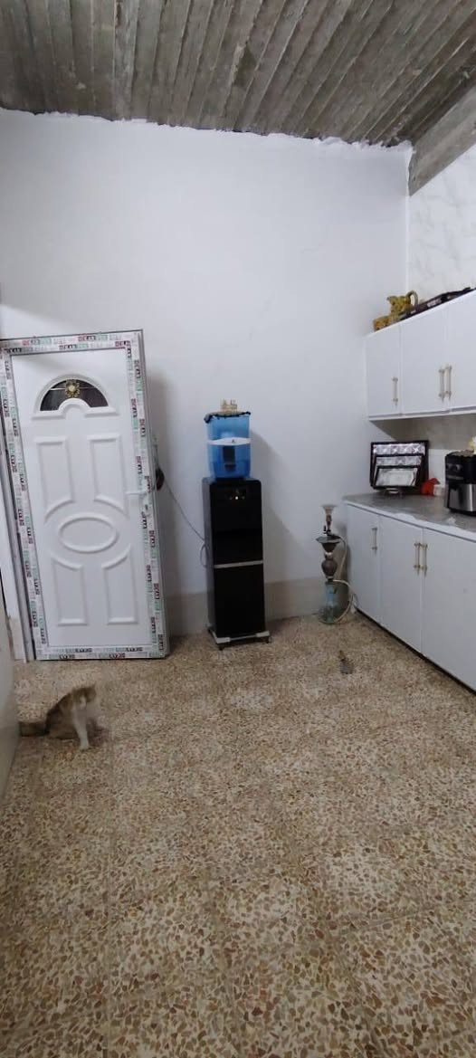 بيت  مساحة 120متر مربع في القوسيات
خلف محل الفيتري بناء حديث سند ٢٥ بي كارت من البلدية باسمي صاحب الكاع الشرعي موجود غرفتين نوم واستقبال وهول وصحيات داخلية وخارجية السعر 55وبي مجال 
***********
بي واتساب الرقم
