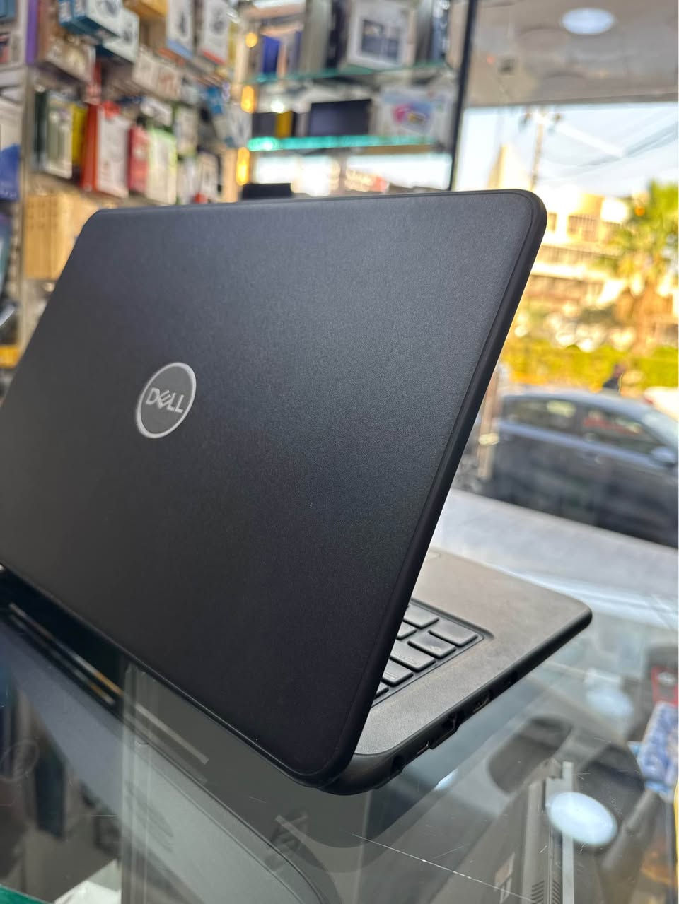 Dell laptop 
Core I 5 الجيل الثامن 
Ram 8 GB 
SSD 256 GB 
شاشه ١٤ FULL HD 

٢٣٥ الف فقط 

*********** أربيل, العراق
