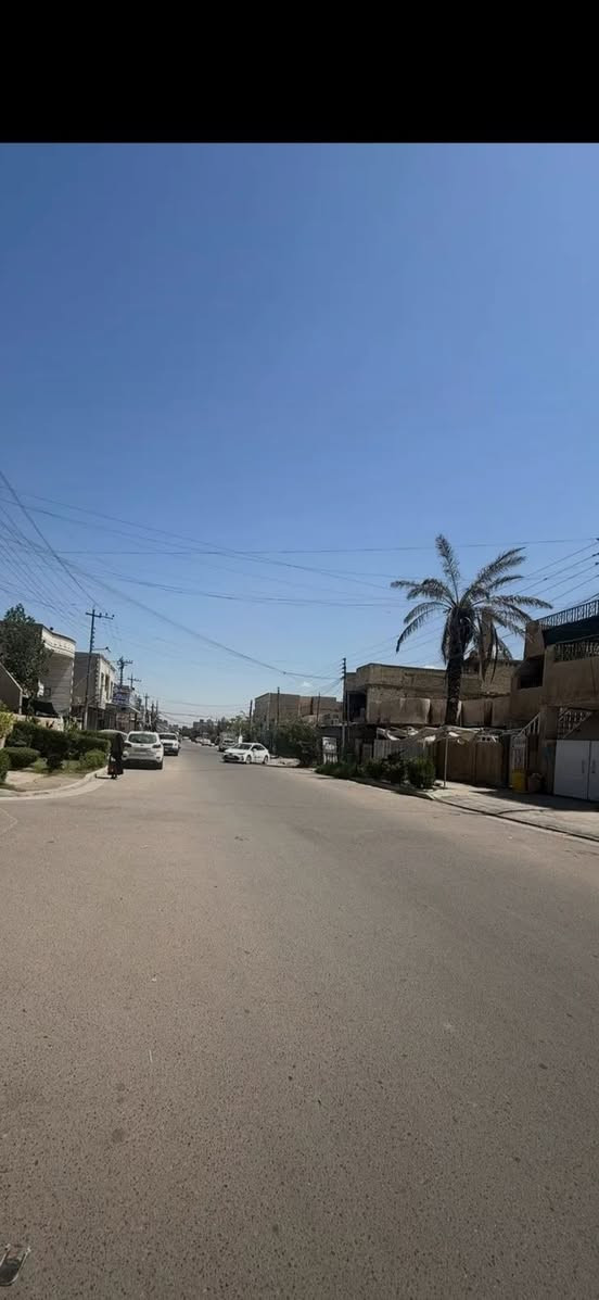 قطعة أرض مساحتها ٢٠٠ م  حي الجهاد خلف الالعاب شارع النجدة شارع تجارى سند مستقل باسمي مباشر بدون وسيط تريد ١٠٠ او ٢٠٠ كاملة 
قرب السنتر  شارع عرضه ٢٠
***********

