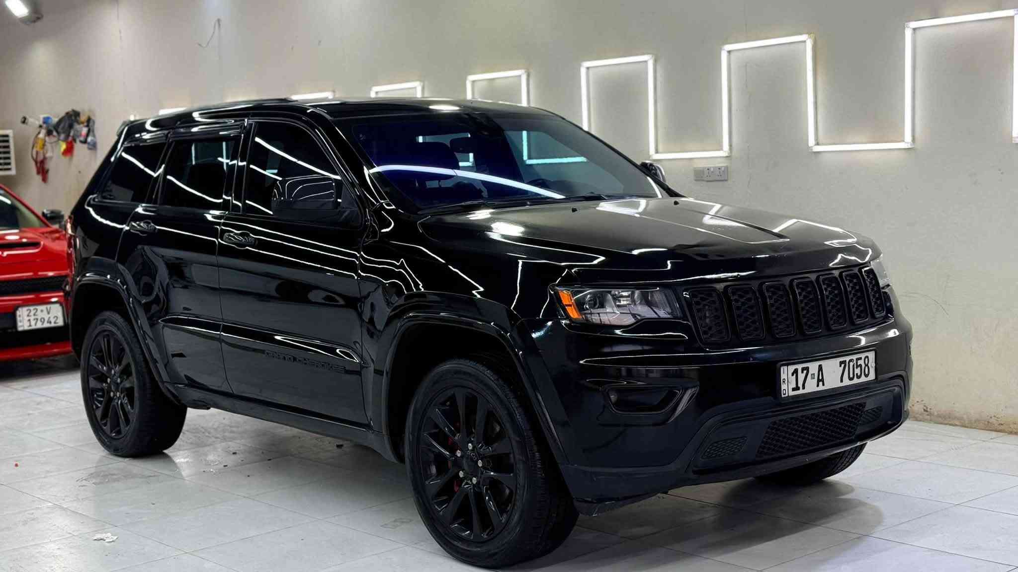 #السلام_عليكم  

🩸جيب جراند شيروكي
الموديل2020
 المحرك: 3.6L V6
رقم مثنى مميز رباعي باسمي 
الضرر: جاملغ وبنيد وباب خلفي 
 
المواصفات:ــــ
* صَفي المقاعد الأمامية كهربائية
* ويل قياس 20 انج
تايرات جديدة 
* شاشة كبيرة مع نظام ملاحة GPS
* نظام فور ويل اتوماتيك 
* مصابيح الخلفيه LED
* كشنات جلد
* بصمه بيبان وتشغيل
* صندوق  كهربائي 
* كاميرا خلفية دواره 
* مرايا متحسسه للضوء العالي 
* نظام بريك اوتوماتيك Auto Brake System 
‏* Auto Start System *
* حساس  خلفي
* تحكم ستيرن جهتين
* نظام ايكو نظام سبورت عند القياده  
* توقف ذاتي للمحرك
السعر بلاش 171 ورقه وبيه مجال 
صور الحادث موجوده بلمنشور 
صبغ ٤  قطع 
مكان السيارة الديوانيه 
للاستفسار الاتصال على الارقام
***********📱اتصال 
***********واتساب
