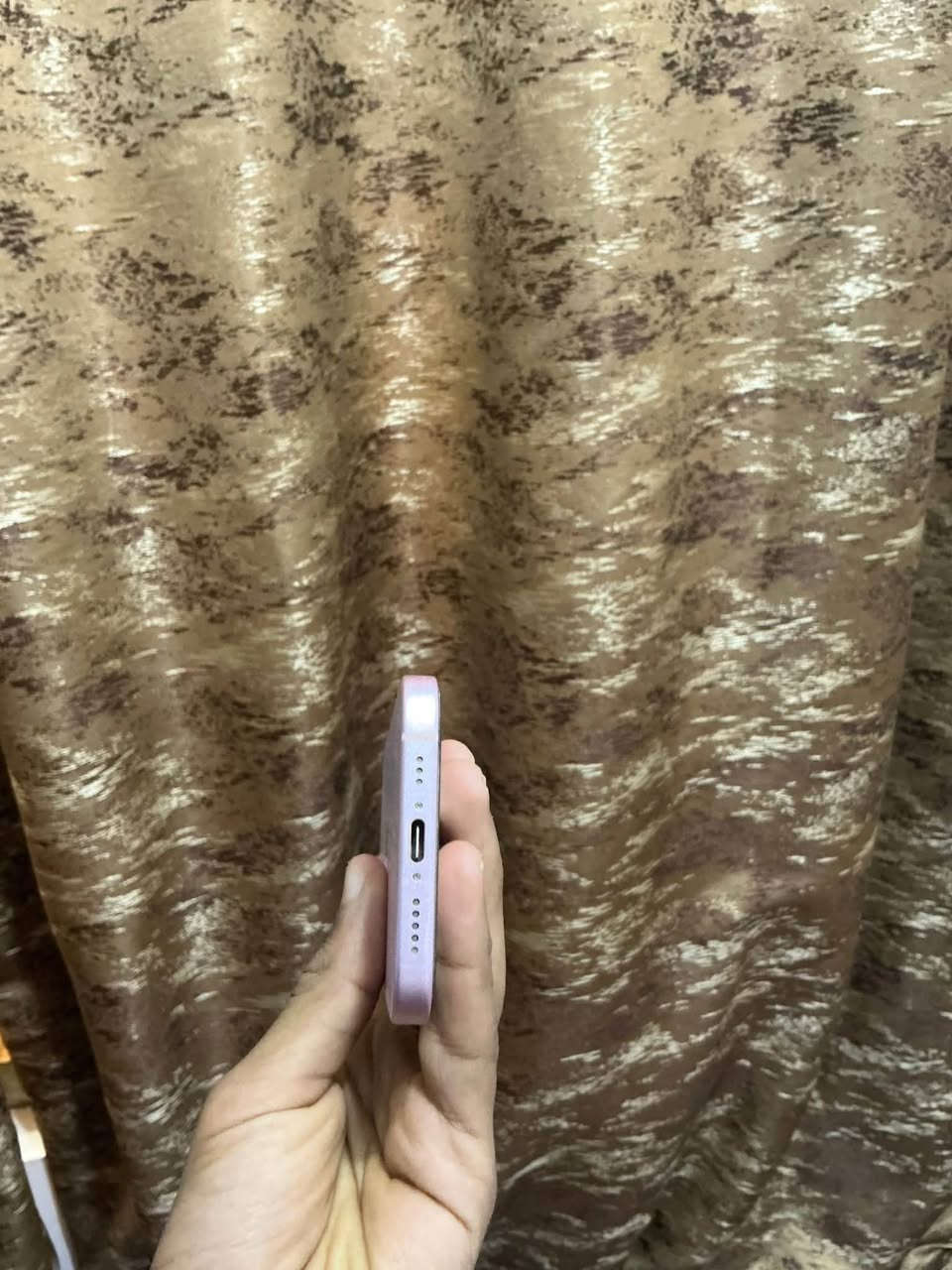 سلام عليكم
ايفون 15 عادي 
نضافه 90%
بطاريه 86
ذاكره 128
دبل سيمكارت عربي شرق اوسط
وتر بروف
العنوان بغداد 
الرقم. ***********
