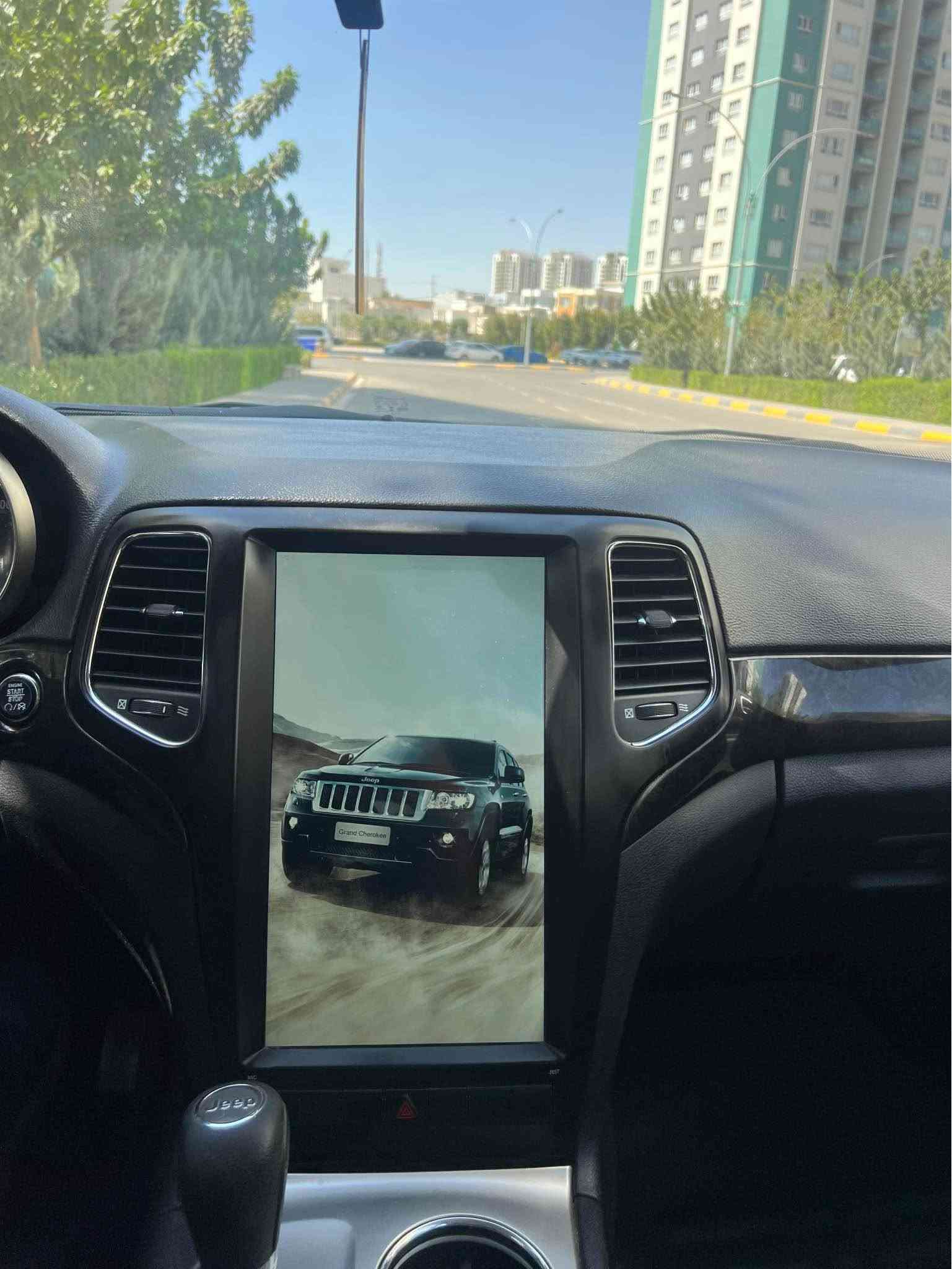 jeep laredo 2011 
جێب لاریدۆ ٢٠١١ بێ بۆیاخ 
 دەبڵ ئەکسلە شاشە تێسلایە 
سۆنەرەکەیم داناوە ١ کارتی هەیە 
چاڵ و تەرزەی نیە ڕەقەم و سەنەوی تایەی تازەیە 
بەشی سەرەوەی  مەکینەکەی کراوەتەوە  گێڕ و مەکینە و تەقەو ڕەقەش بە شەرت ١ دینار مەسرەفی نیە
نرخی ١٥٥ گەڵا  و معامەلە 
 whats up ژ.م ***********
*********** السليمانية, العراق
