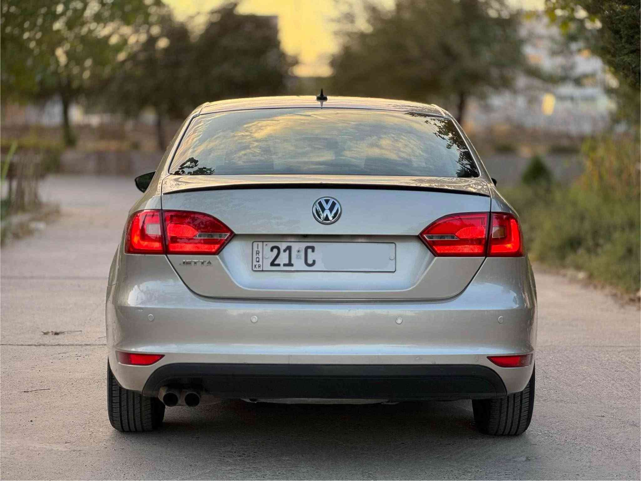 ‎کوردی / عربی 

‎بسم الله الرحمن الرحيم
Jetta 2015 خلیجی بێ بۆیاخ  

ماشەڵا سەیارەیەکی بە تەحەمول و کەممەسرەف
خۆم لە دەستی یەکەمم کڕیوەتەوە زۆر تازە ماوەتەوە
سەنەویو ڕەقەم تازەیە تا ٤ /٢٠٢٨ بە ناوی خۆمەوەیە 
مەکینە ٤ پستۆن ٢.٠ بێ تۆڕبۆ ٦ گێڕ مەرغوب بەشەرت
کامل سێرڤس ڕۆن و هایدرۆلیک و مەصفی بانزین 
پلاک و نۆزڵ و کامل ڕێڕەوی هەوا و حاسەکان 
 تایەو ویلی مۆدێل ٢٠٢١ ی بۆ بەستراوە 
181هەزار کیلۆ مەتر ڕۆیشتوە 

نرخ 💵(( 115 )) 💵گەڵا و معامەلە 

مواسەفات خلیجی ناسراوە 
شاشە ئایپاد ی بۆ بەستراوە و حاسە و کامێرەیە 
گێڕی ئۆتۆماتیک و عادی و سپۆرت و تحدید سرعە
جامەکانی ئۆتۆیە بە سویچ دەکرێتەوەو دا دەخرێ
تەبریدێکی زۆر ساردی هەیە و تەبرید مەرکەزیە ❄️
گاعی و کەتەلۆک و سپێر و جەگی شەریکەی تیا ماوە
زۆر مواسەفاتی تر …

سەیارەکە بێ بۆیاخە دەعامیش بۆیاخ نیە  ٣ پەڵە PDR ی هەیە و زۆر بە جوانی چاککراوە پێوەی دیار نیە 

ڤیدیۆی کاملی سەیارەکەم لایە کڕیار داوا بکات ✅

📍شوێن : سلێمانی 

***********☎️
ڤایبەر و واتصئاپی لەسەرە 

———————————————
جيتا موديل ٢٠١٥ خليجي بدون صبغ

ماشاءالله سيارة عمليه و قوية و الاقتصادية جدا 
شتريت من ايد واحد و باقي جديد جدا
سنوي و رقم جديد حتى ٤/٢٠٢٨ و باسمي 
محرك ٤ سلندر ٢.٠ تنفس طبيعي و ٦ گير مرغوب 
سويت كامل سيرفس زيت محرك و هايدروليك ✅
و مصفی بنزین جدید و بلاك و نوزل و كل حساسات
و تاير و ويل جديد مال ٢٠٢١ 
ماشي 181 الف كيلومتر 

سعر💵 (( 115 )) 💵ورقة و بيها مجال 

مواصفات خليجي معروفة
شاشة ايباد و كاميرا و حساس و تحديد سرعة 
گير أوتوماتيك و عادي و سبورت قوي جدا
جامات اوتو و يفتح و يصعد عن سويج 
تبريد بارد جدا و تبريد مركزي ❄️❄️
گاعيات و كتلوك و جك و سبير شركة موجود
بعد هواي مواصفات…

سيارة بدون صبغ  حتى دعاميات بشرط
بيها ٣ مكان تعديل PDR و مامبين 

عندي فيديو كامل سيارة شراي آطلب و تدلل ✅

📍مكان: سليمانية 

***********☎️
فايبر و واتساب موجود السليمانية, العراق
