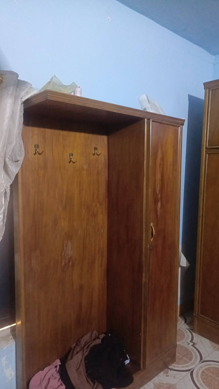 السلام عليكم اغراض منزل للبيع
ثلاجة شبه جديده 250 اللف 
طباخ  4 مشاعل 100 اللف  نقص الجامه الفوك فقط 
كاونتر سنك مرمر 250 اللف
غساله 15 كيلو 100 اللف
سبلت جنرال مشدود 2 طن 250 اللف
تخم عشر مقاعد خشب قوي 200 اللف 
غرفة اخشاب عراقية 150 اللف 
جهاز جري 50 اللف بي عطل بالكارت 
ميز طعام بدون كراسي ب25 اللف 
فرن كهربائي 100لتر ب 50 الف 
مرشحة ب20 اللف 
سخان ماء حجم صغير  استعمال موسم واحد ب30 الف 
مبردة كونفيرا نوع نوفا 50 الف 
وبعد عندي نواعم للي يحب يتواصل وياي 
مكاني بغداد .المحمودية . ناحية الرشيد 
واتساب او اتصال ***********
