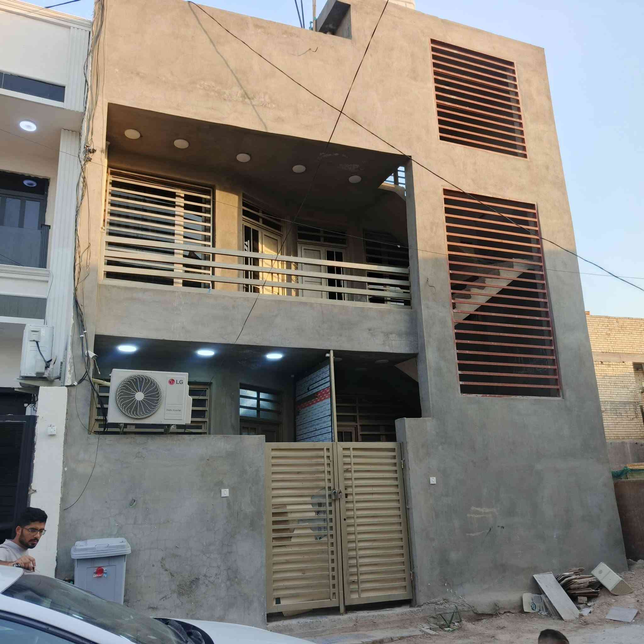 بيت للبيع المساحة 100 الواجه 8 في الخطيب الزراعي نهاية شارع السيدة خولة جهة الهياكل شارع 60 طابقين درج منعزل للاستفسار اكثر الاتصال على ***********
