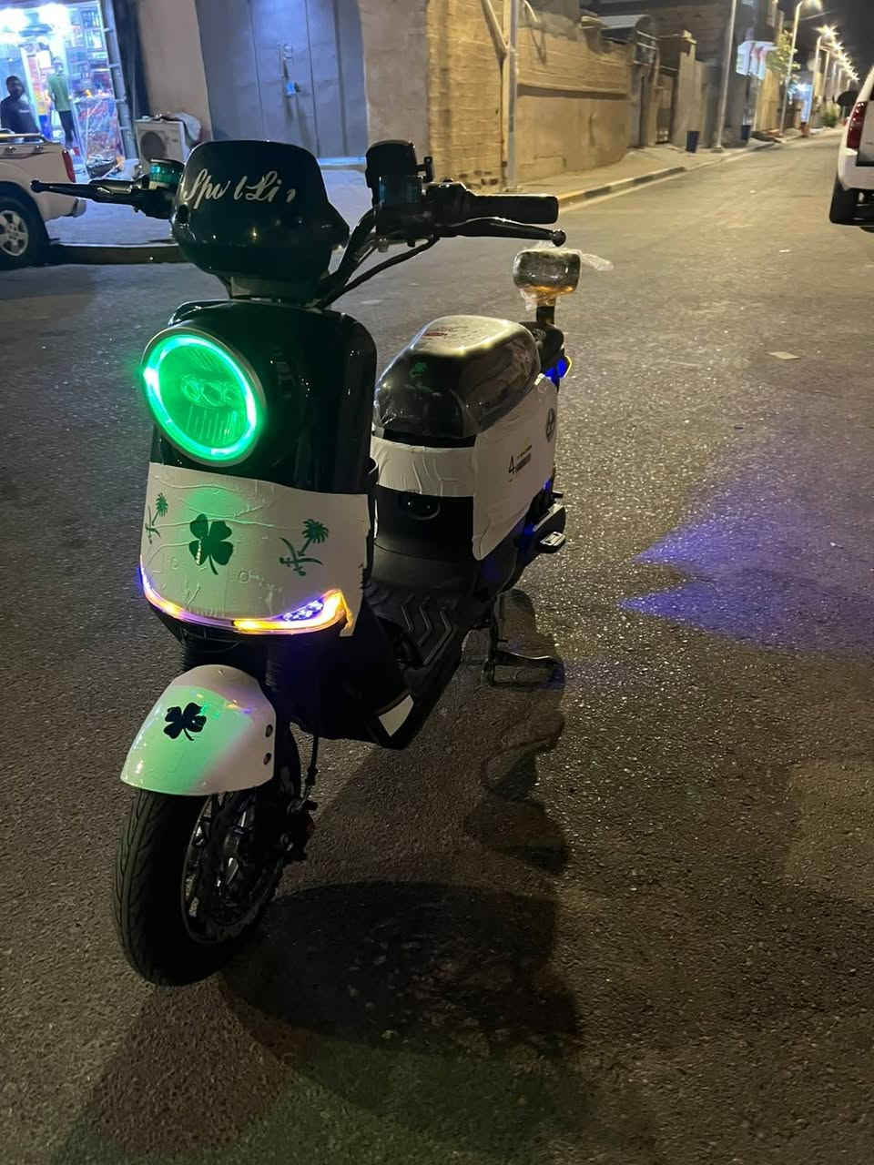 السلام عليكم r900للبيع سعرها 500 دراجه جديده شرط تفحصها زلغ ما بيها وياها مضخم وسماعات شادهن ب 75الف بطاريات جديدات شرط الفحص مكاني البصرة الزبير/***********
