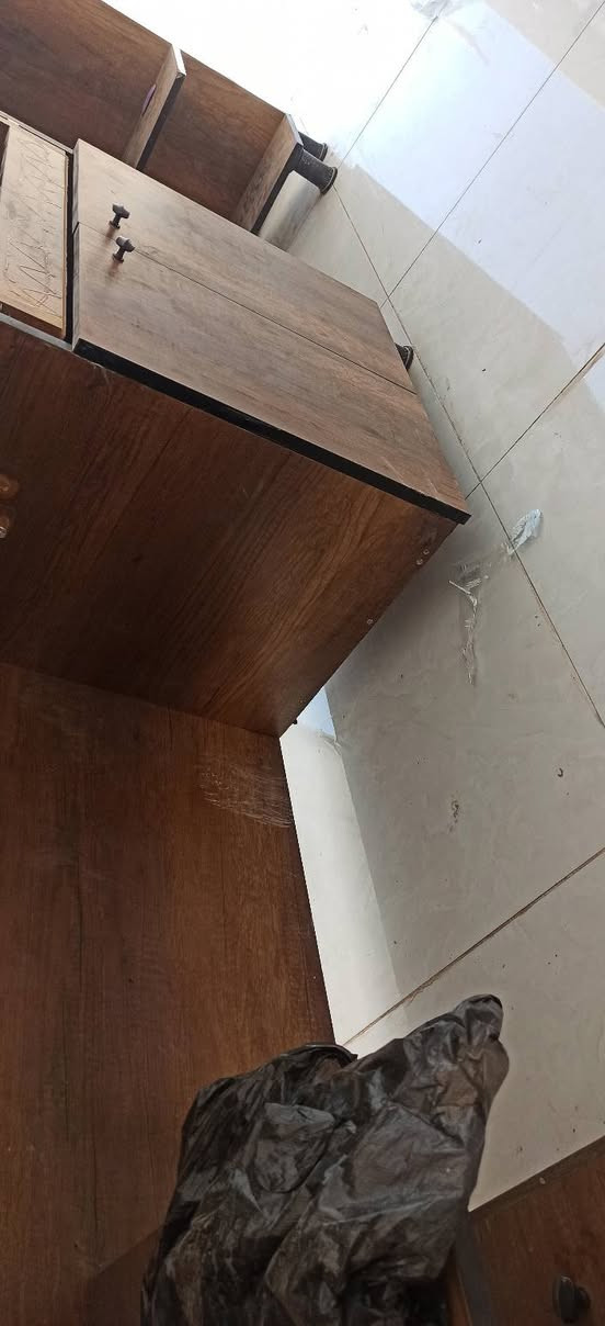 سلام عليكم اخوان ميز صاج تركي ثقيل جديد ونضيف رادله مسحه يطلع بل باكيت نضيف بس متروك بل محل فا ما فارغله وكرسي ويا سعره ٣٠٠ وبي مجال مكاني القرنه رقم الهاتف ***********
