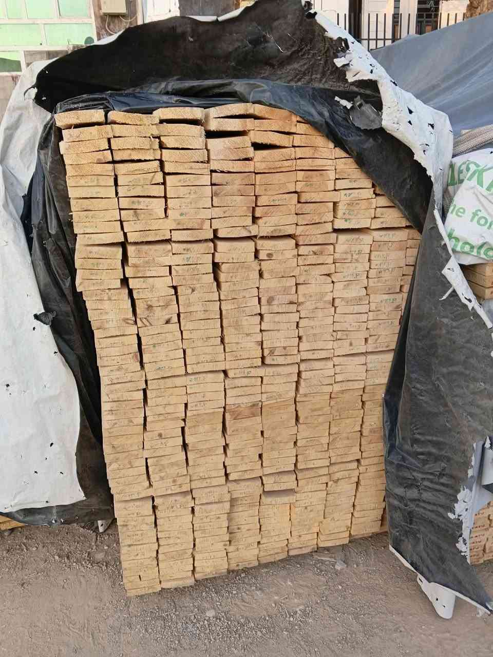 السلام عليكم خشب البيع درجة اولى لوح اربعة متر روسي تارس 22واتلاثة متر روسي تارس ماركة درجة أولى المكان بابل اتصال سعر مناسب ***********
