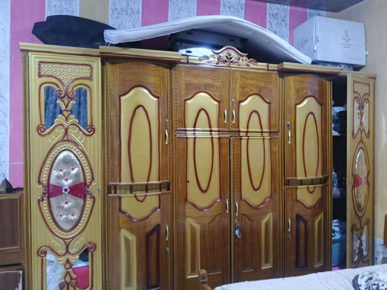 سلام عليكم غرفه اخشاب كامله متكمله نضيف قويه سعره 600 بيه مجال اذا شراي راسلني ***********
