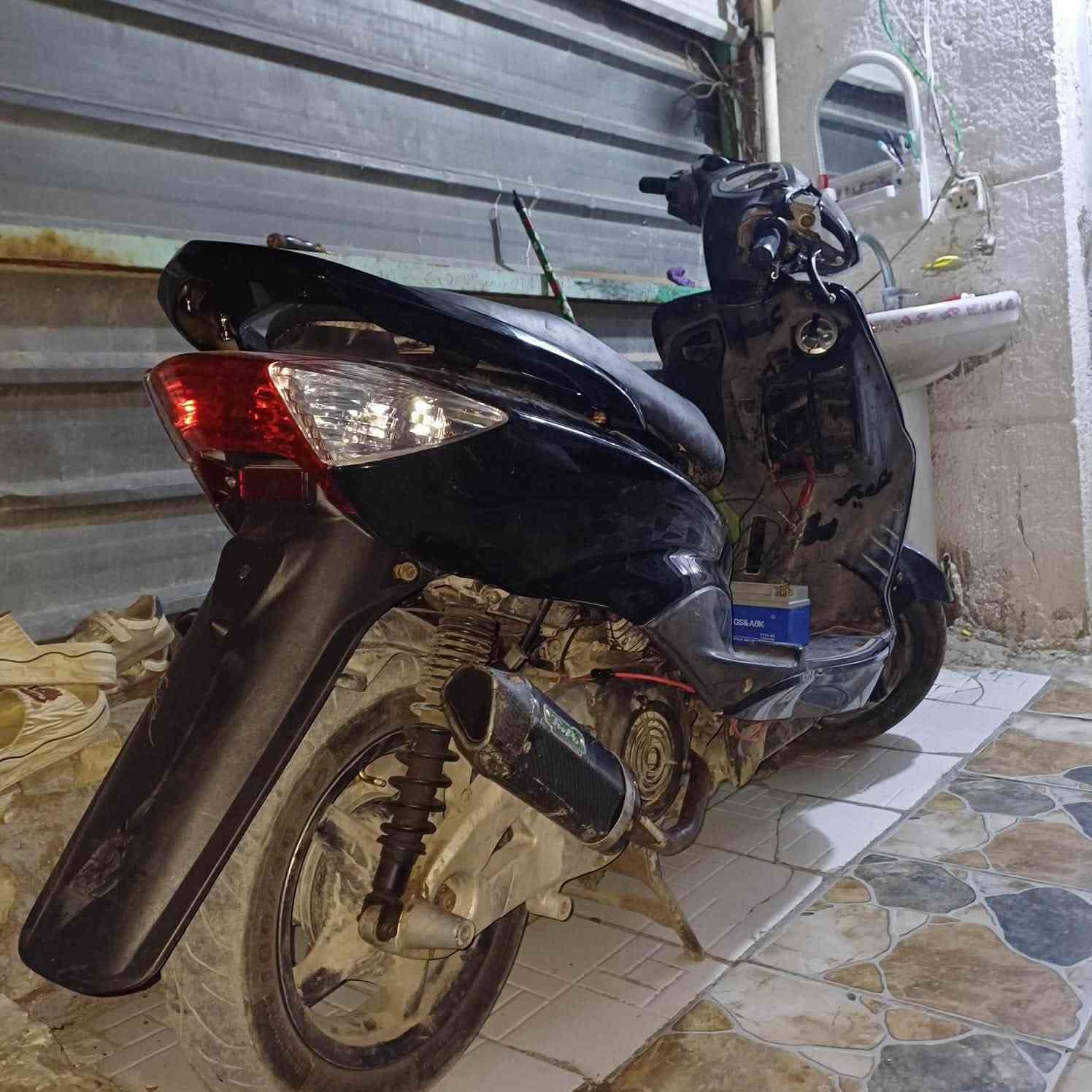 السلام عليكم سكنس نثيه صالصنه رياضي ابيعلك كوم حديد ب 250 وبيهه مجال  ملاحضه الدراجه كوم حديد يعني طافيه ***********
