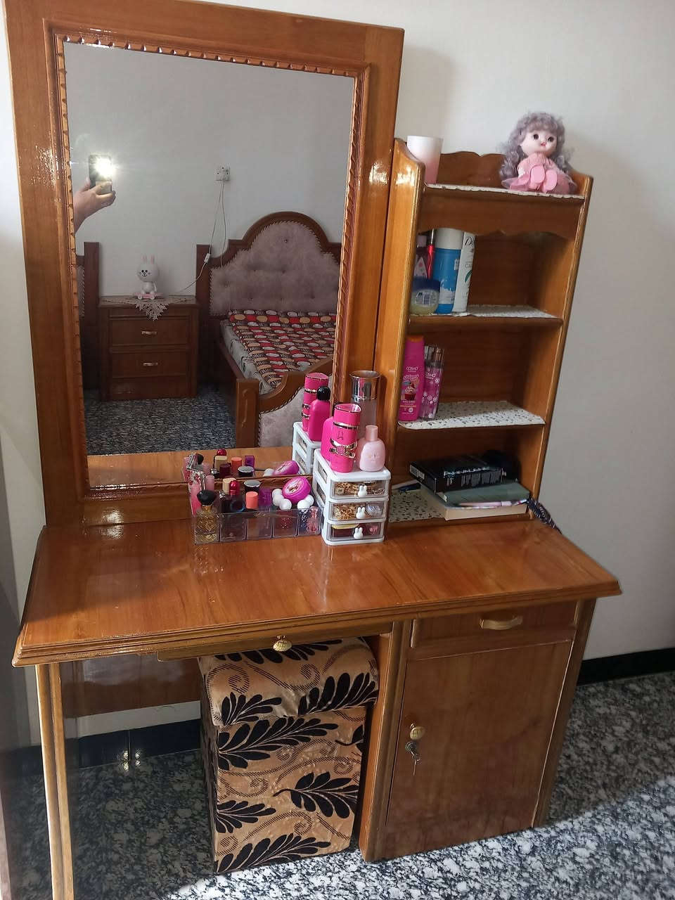 حسرير مفرد عدد اثنان مع كومدي وميز تواليت بحاله ممتازه جدا للبيع وبسعر ٣٥٠ وبي مجال للاتصال  ***********
