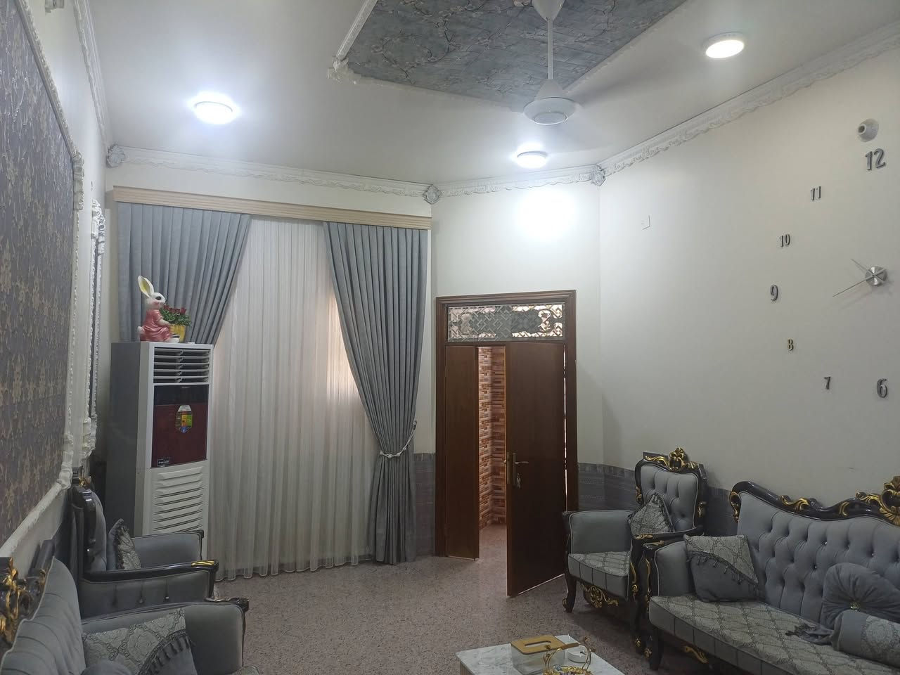 السلام عليكم
بيت مساحه ٢٠٠ متر بناء حديث كونكريت مطلوب عقار البيت تريد العقار وراك جيب كفيل وحول الكفاله وداور العقار  تريد العقار وراي تدفع سعر كامل واني اكمل التسديد يحتوي على 
٣ غرف نوم 
صاله 
مطبخ 
استقبال 
حمام داخلي غربي 
حمام خارجي شرقي 

العنوان حي الزيتون شارع ٢٠ بدايه الشارع 
للتواصل 
***********
اتصال او واتساب
