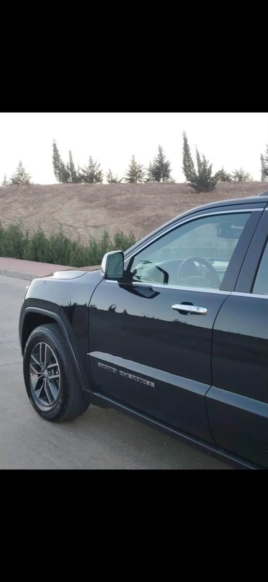 جيب كراند شيروكي 2017 🚘
💰 السعر:180
الحادث جاملغ وبنيد بدون ايرباك
📍موقع السيارة:كربلاء 
📞 للتواصل: ***********
━━━━━━━━━━━━━━━

📌 المواصفات الأساسية:

* Jeep Grand Cherokee موديل 2017

* محرك (3.6L (V6
* دفع رباعي 4x4
* تشغيل بصمة
* دخول ذكي
* شاشة وسطية Uconnect
* كاميرا خلفية
* بلوتوث / USB / AUX
* مثبت سرعة
* حساسات
*رادار خلفي
* مقاعد كهربائية
* مقاعد جلد
* تدفئة مقاعد ومقود
* مودات قيادة 
*تشغيل عن بعد
*جنطه كهرباء
*فتحه سقف
*مقاعد خزن
*مري قلاب
