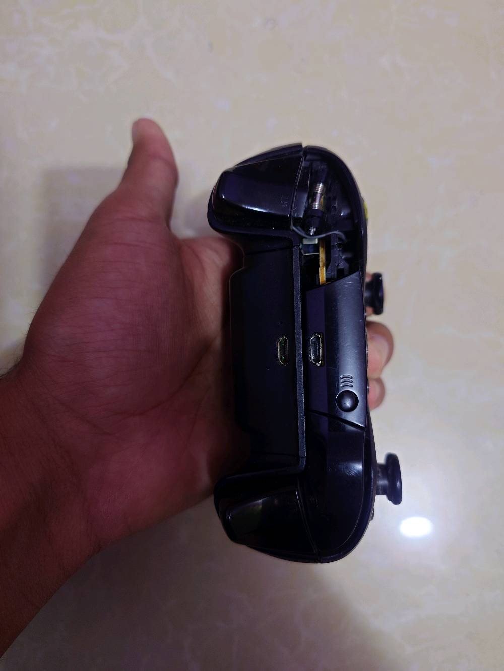 جوستك Xbox one بي بس RB مكسورة الباقي كله شغال وياه بطارية منتهية