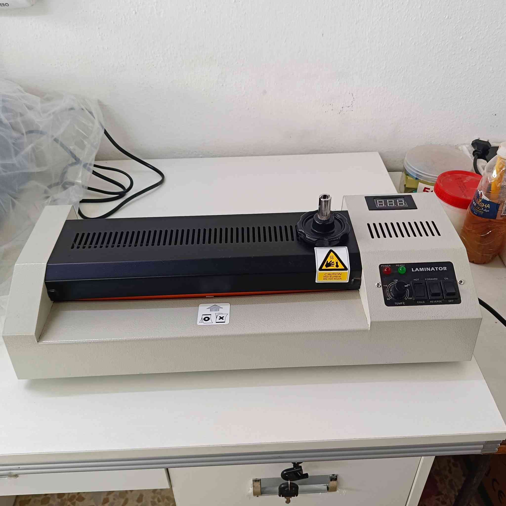 مكبس حراري غير مستخدم 
السعر 150 الف 
جهاز كبس هويات 
السعر 50 الف 
مقص كارت 
40 الف 
مقص يدوي قياس A3 
125 الف 
*********** وات ساب
